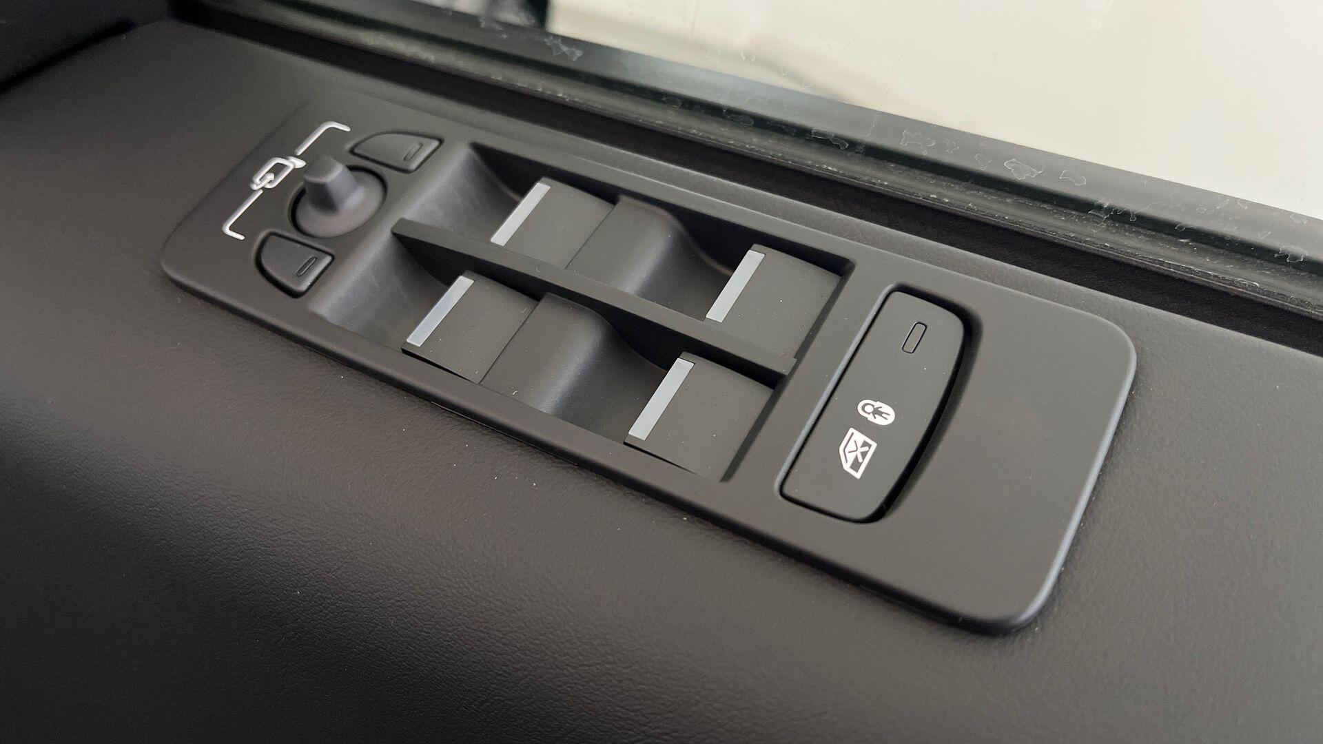 Land Rover Discovery Sport view 28