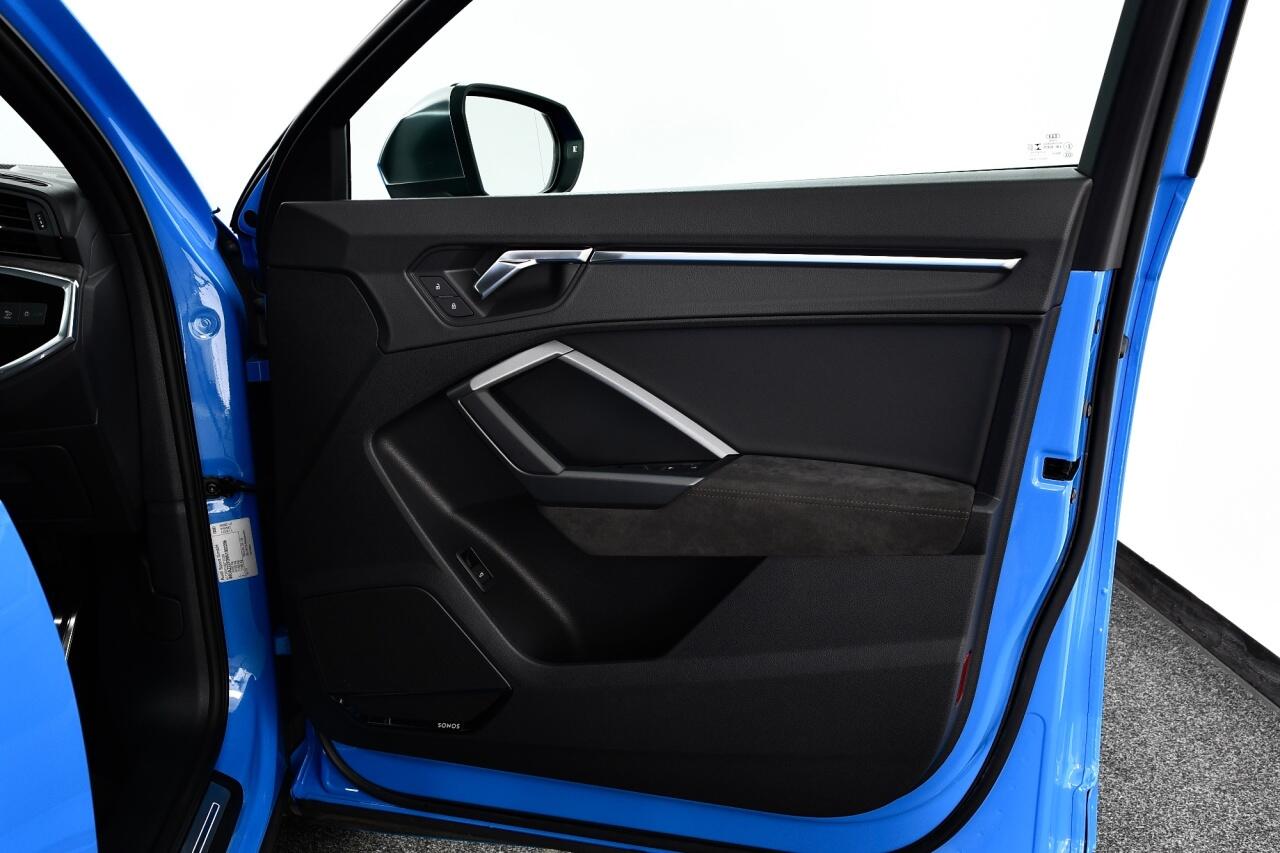 Audi RS Q3 view 27