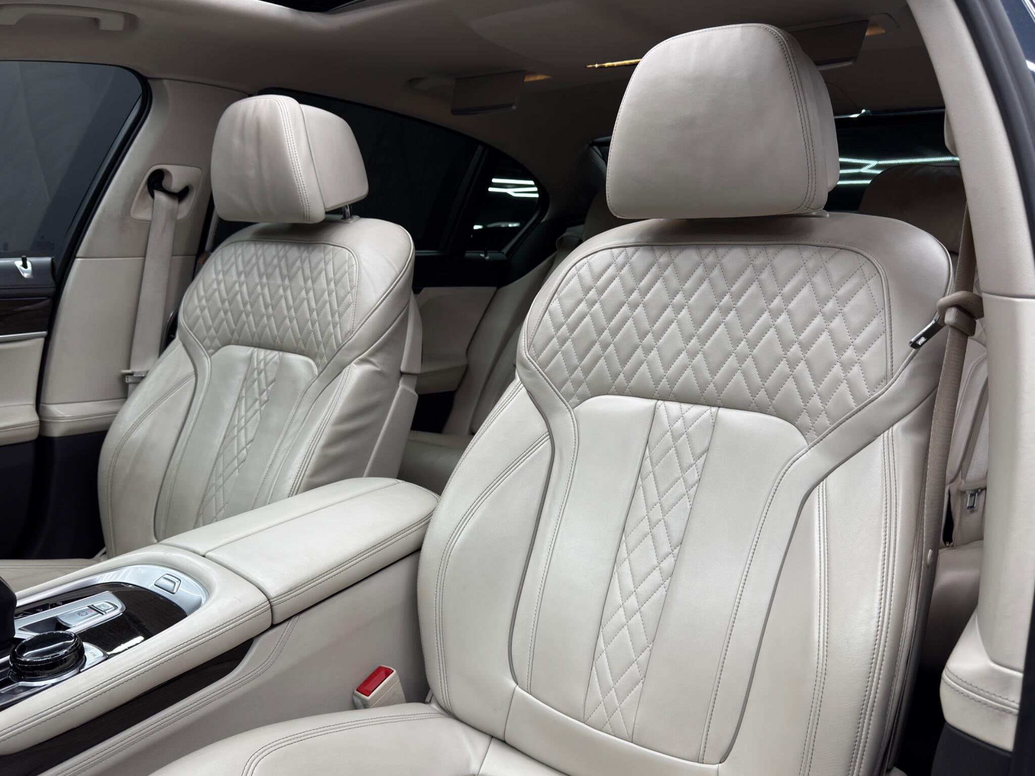 BMW 7 Series view 14