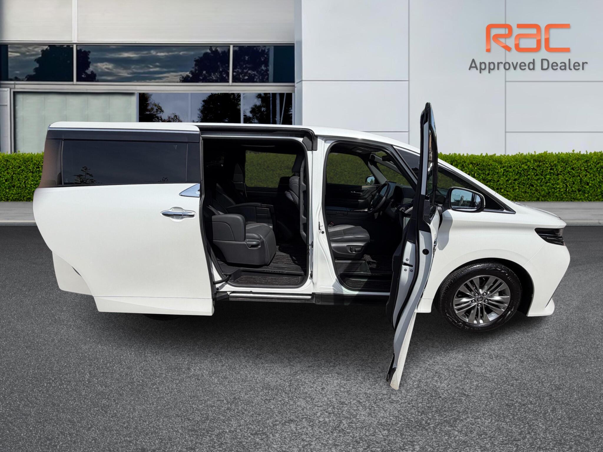 Toyota Alphard view 25