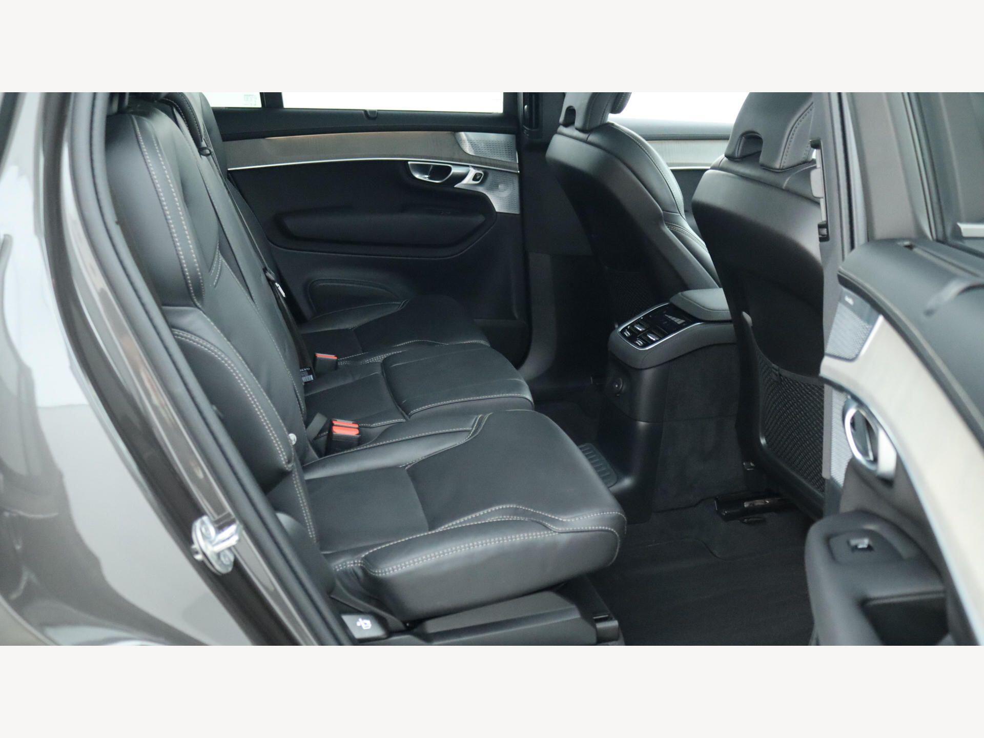 Volvo XC90 view 9