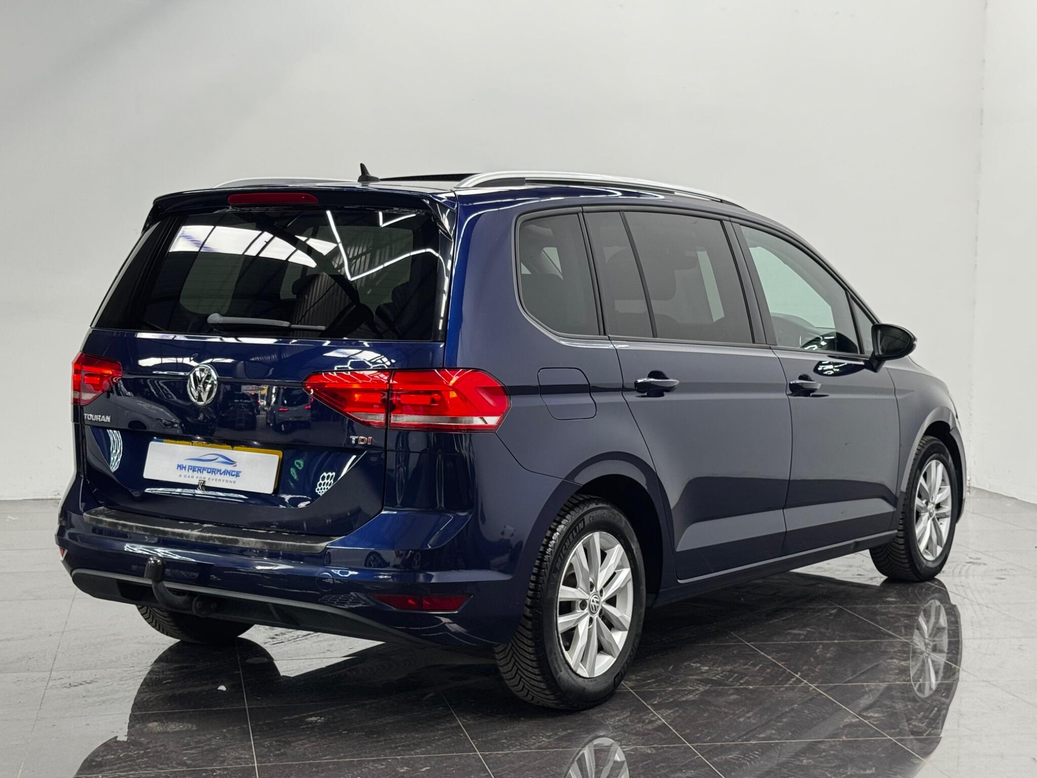 Volkswagen Touran view 9