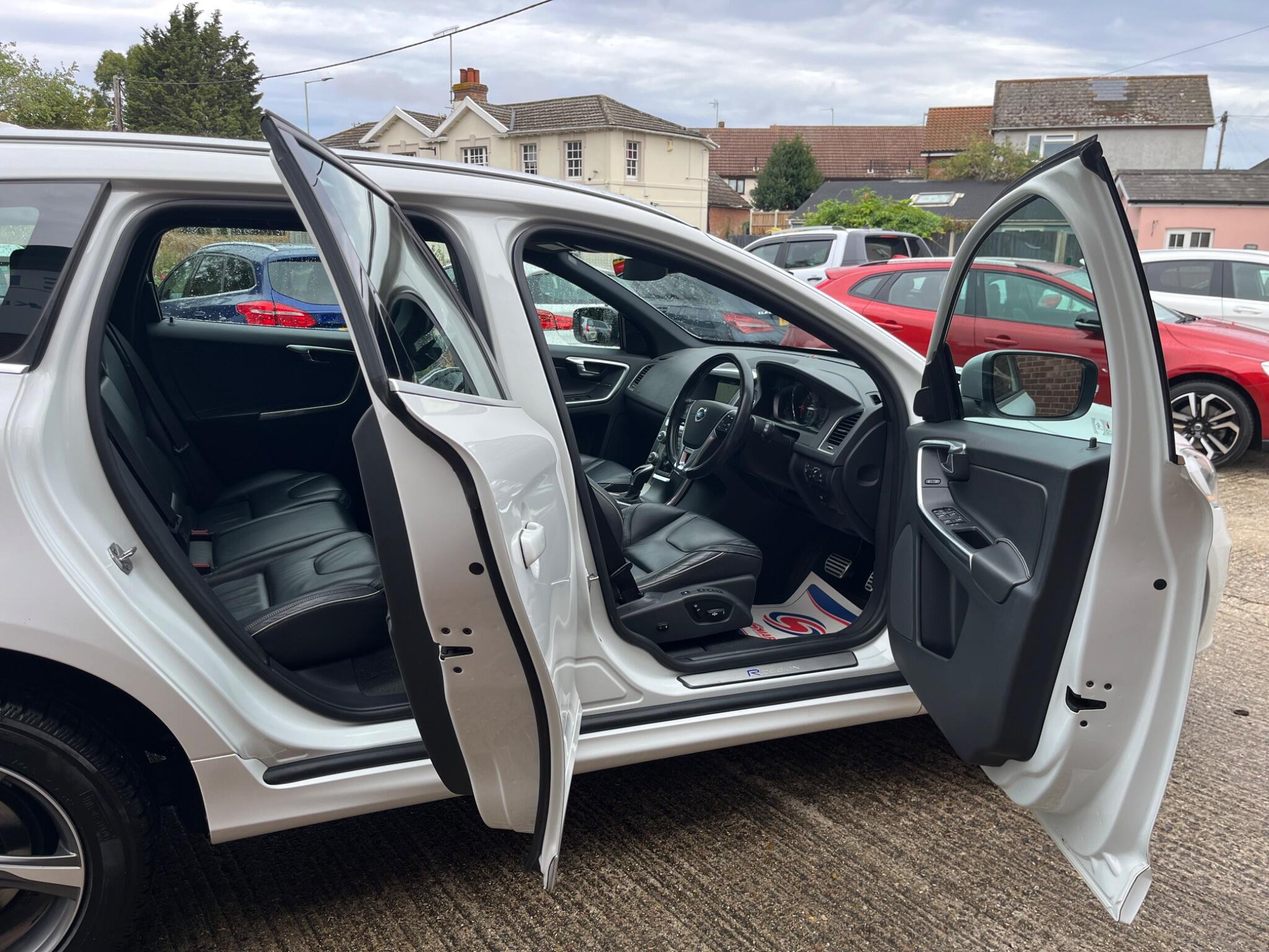 Volvo XC60 view 3