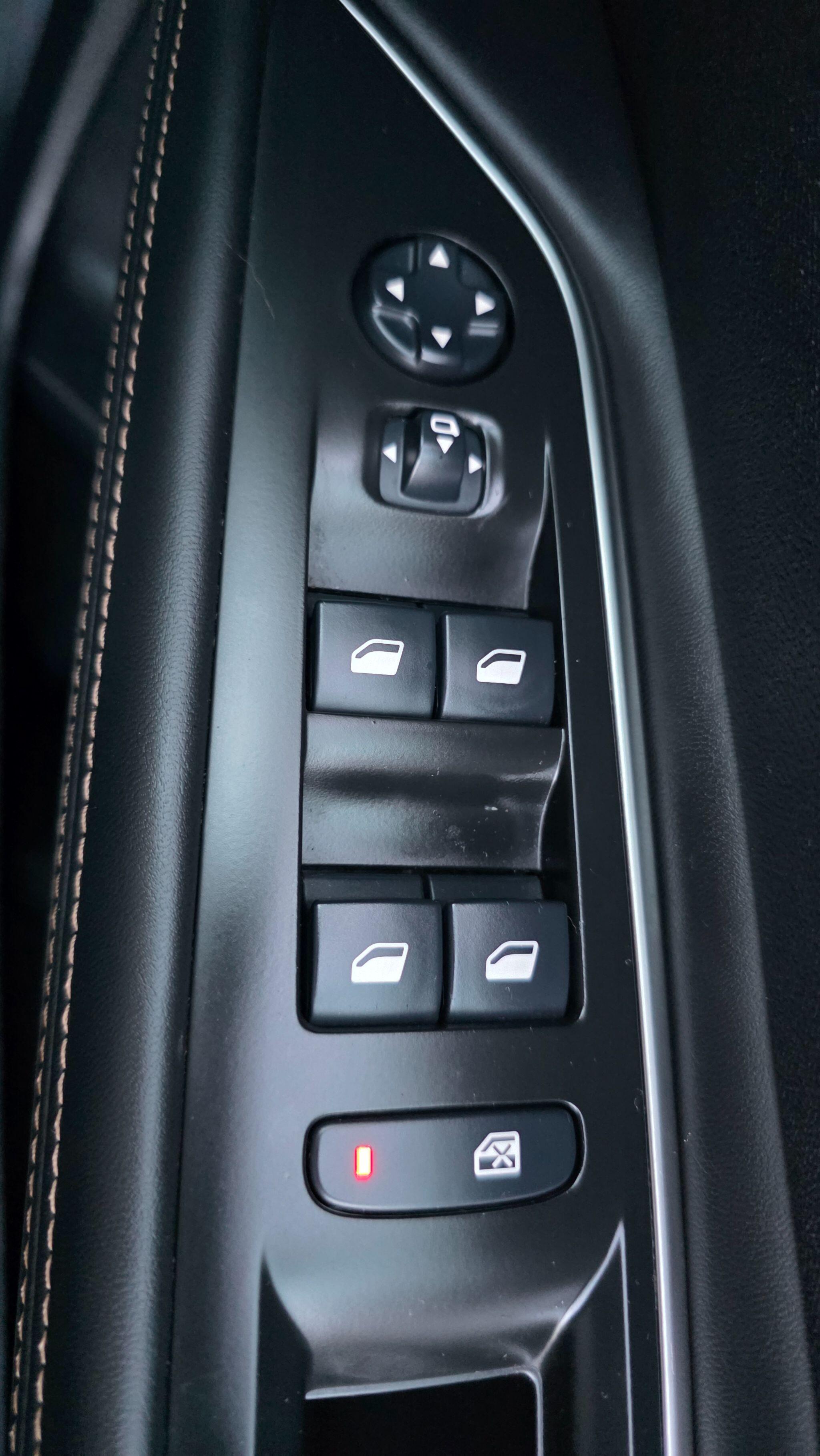 Peugeot 3008 view 34