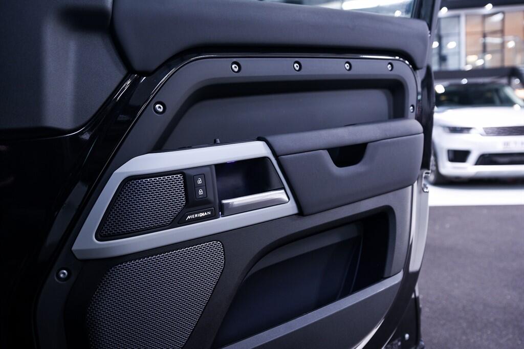 Land Rover Defender view 32