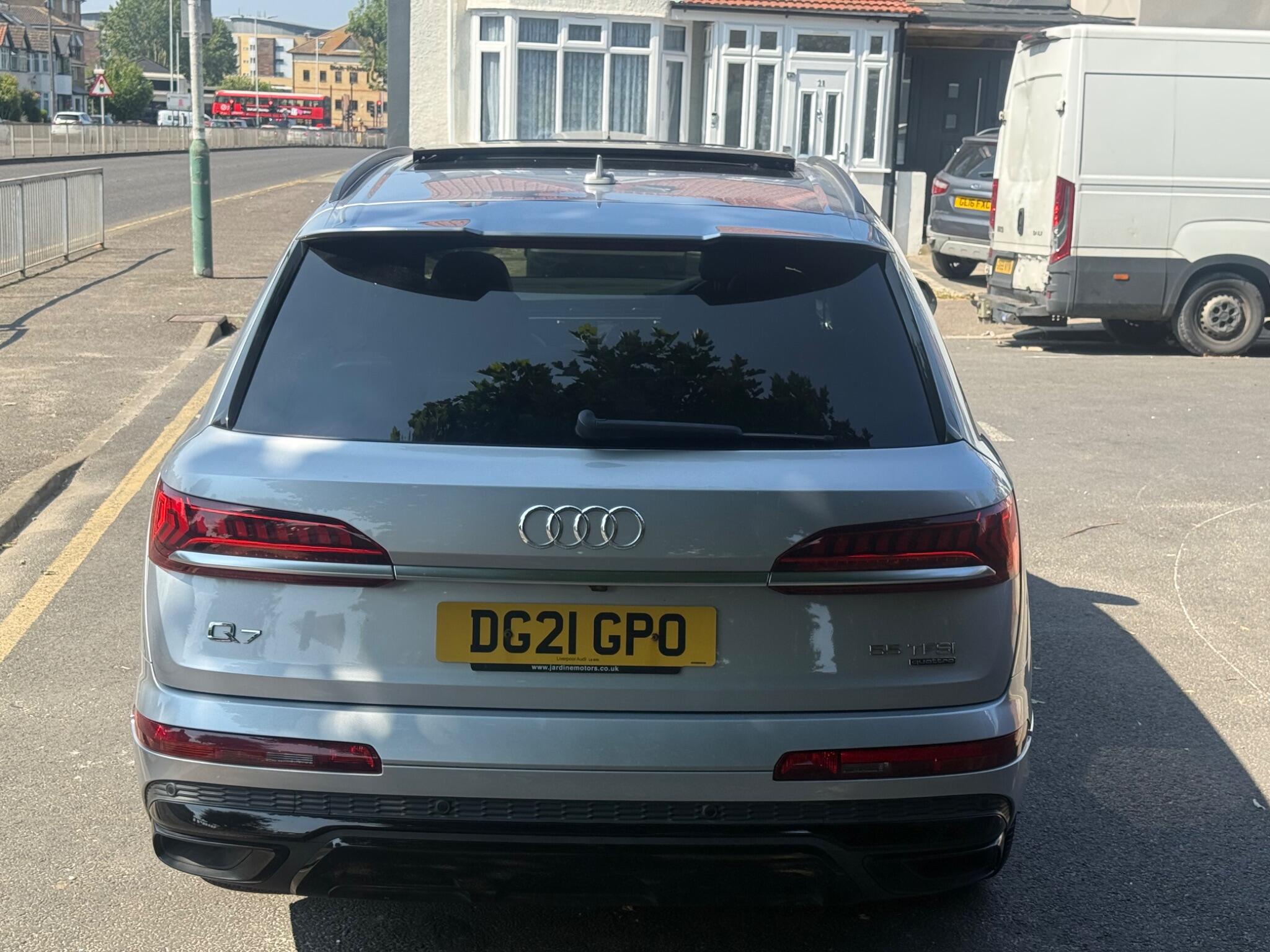 Audi Q7 view 5