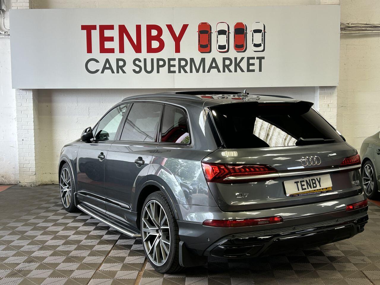 Audi Q7 view 7