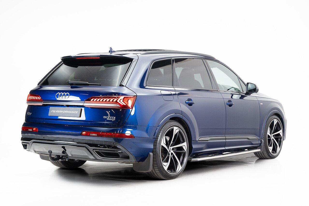 Audi Q7 view 7