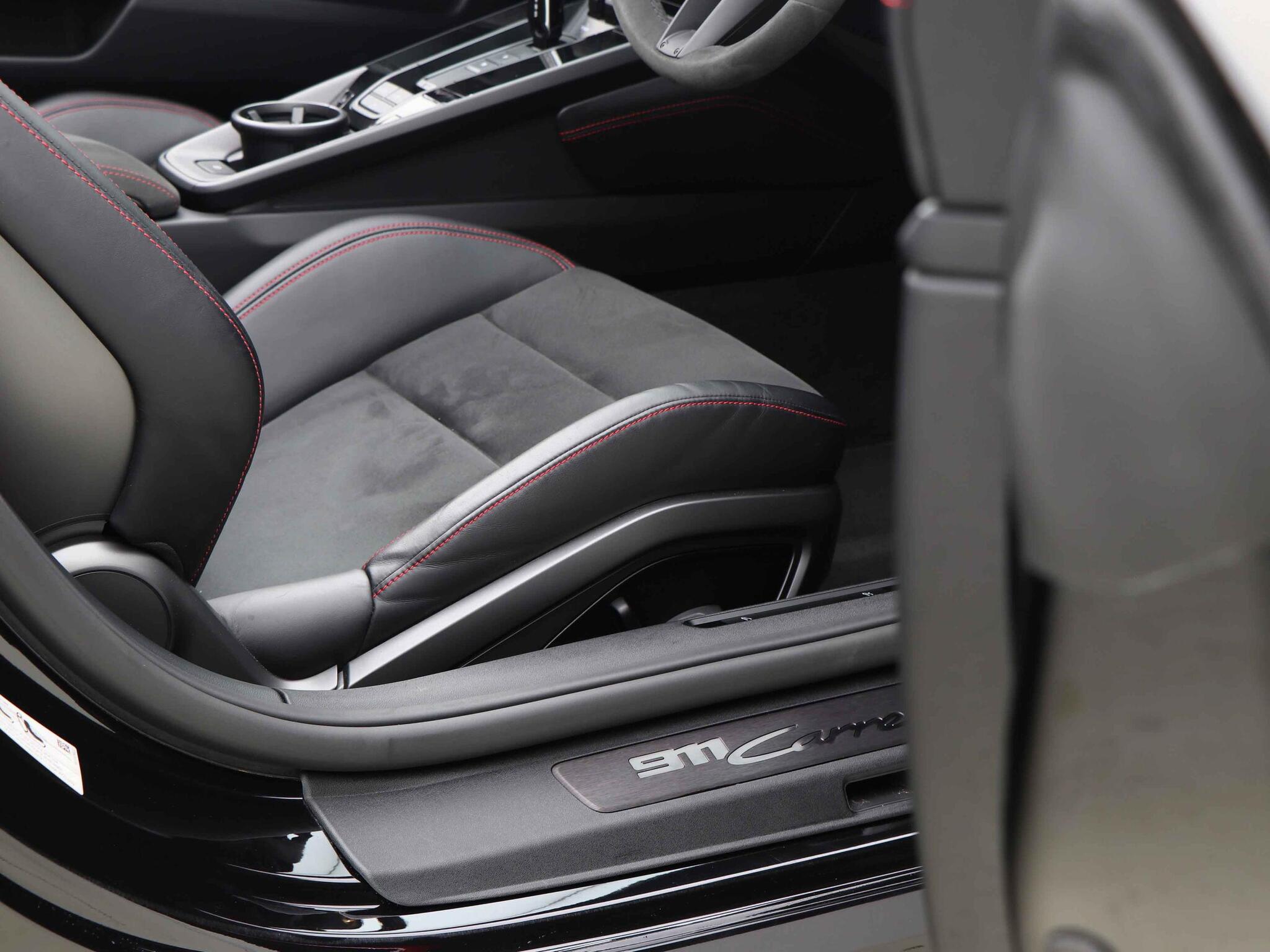 Porsche 911 view 32