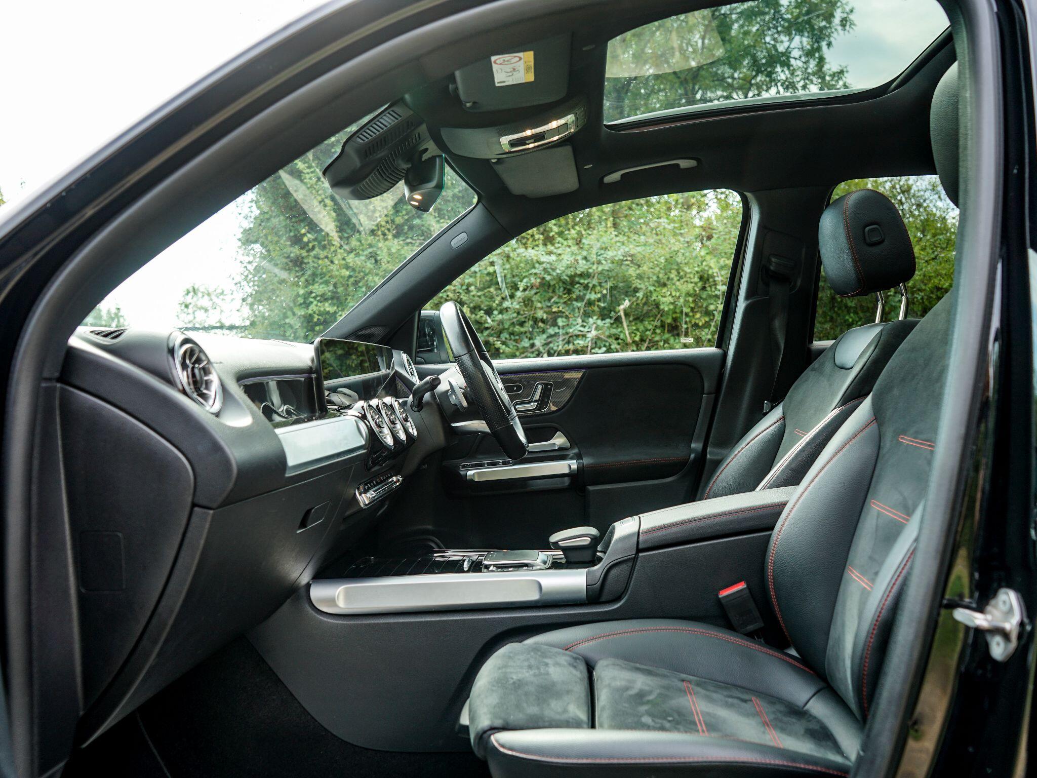 Mercedes-Benz GLB view 3