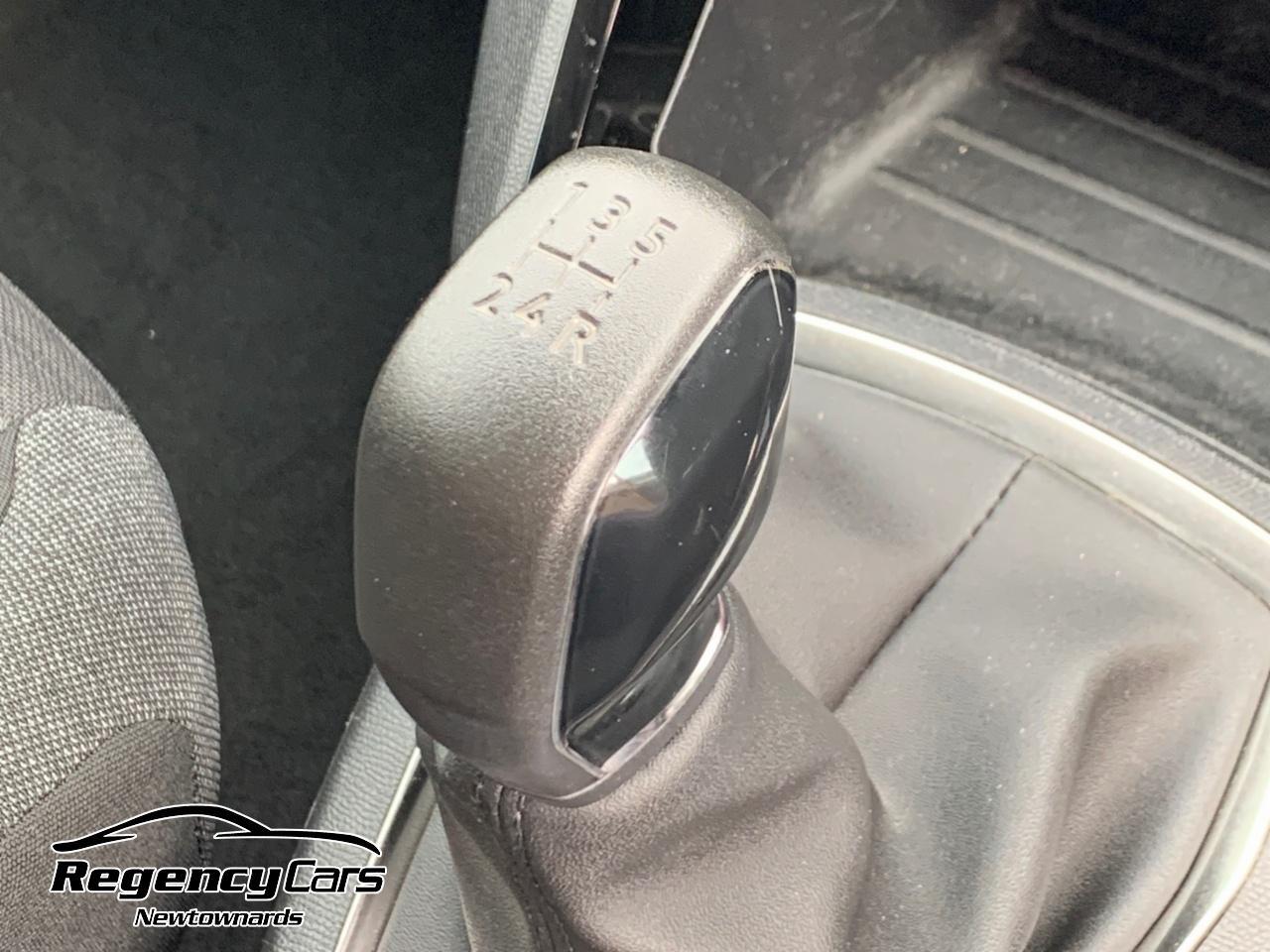 Peugeot 208 view 11