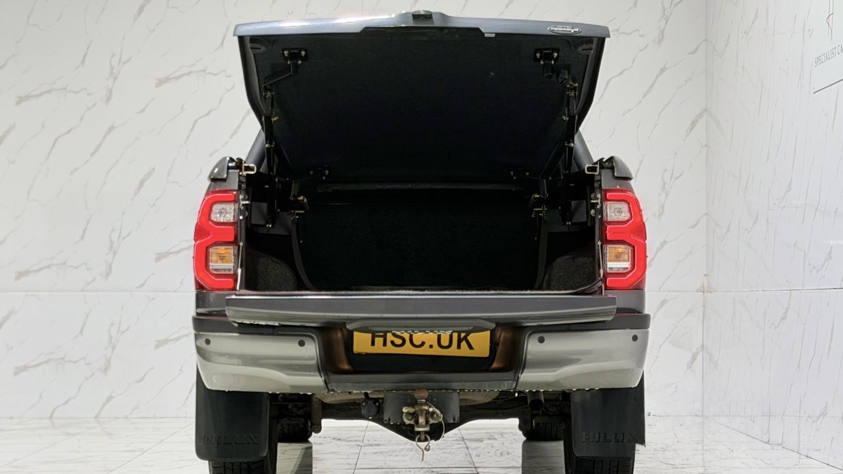 Toyota Hilux view 50