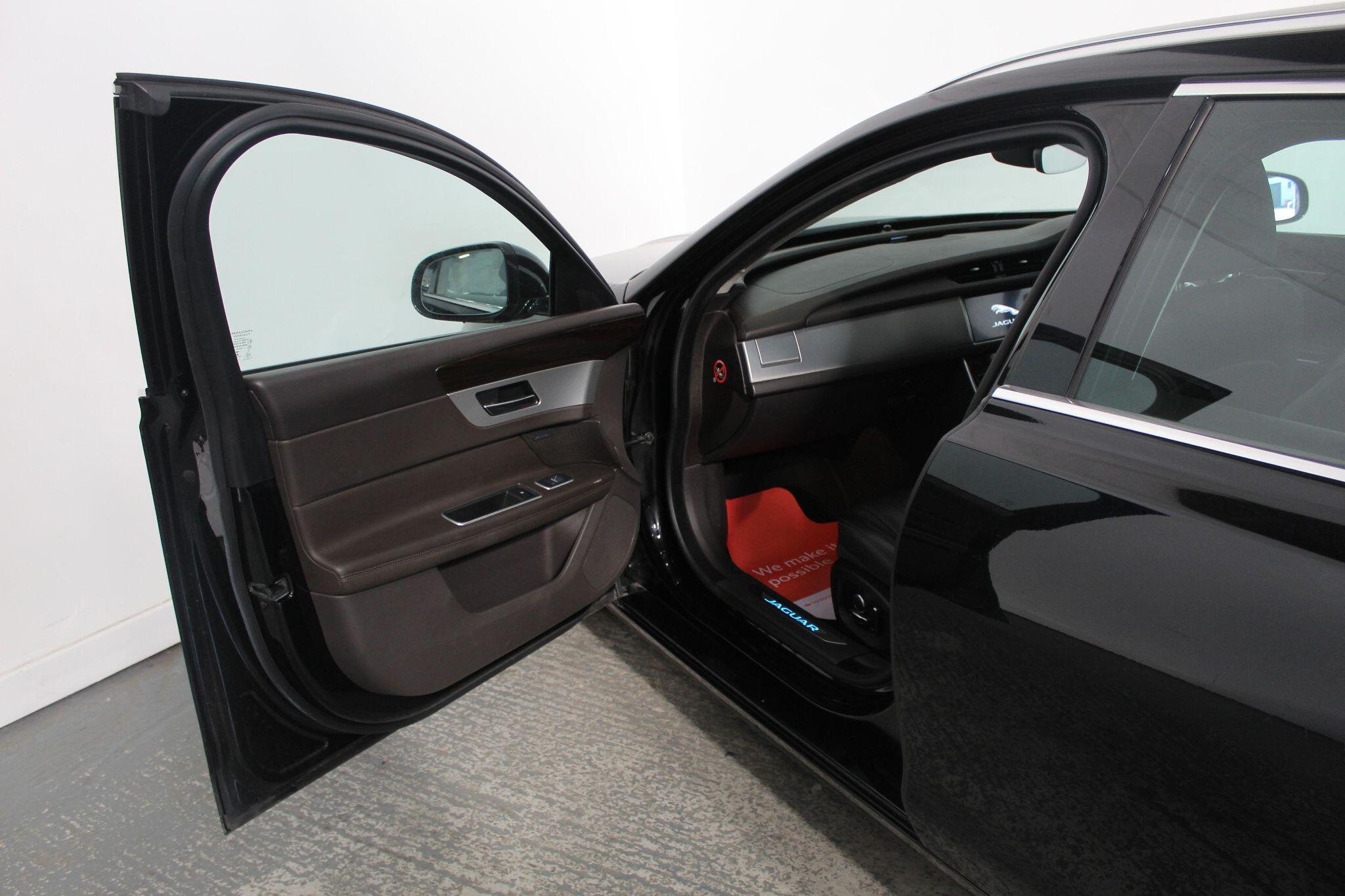 Jaguar XF view 28