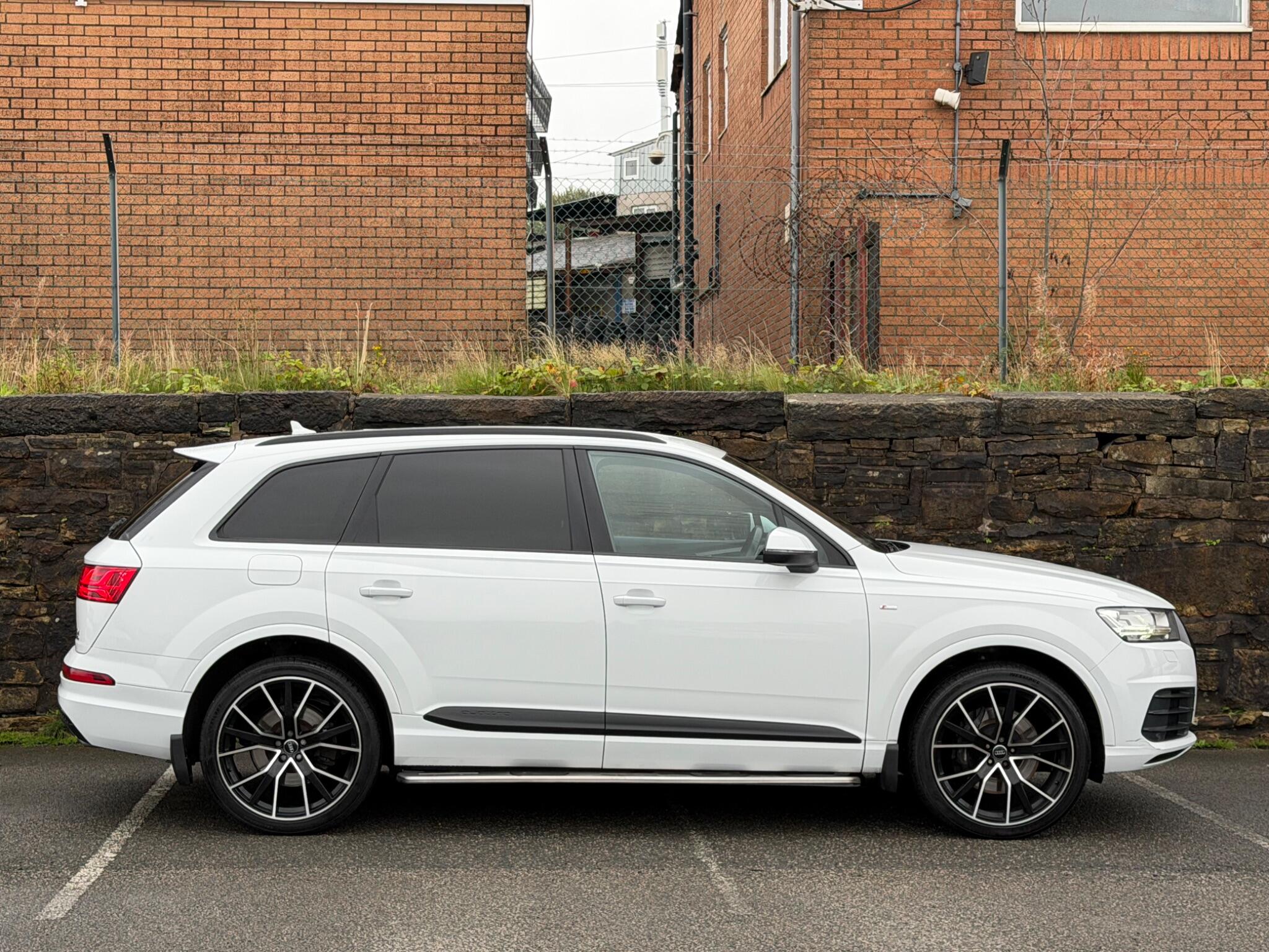 Audi Q7 view 8