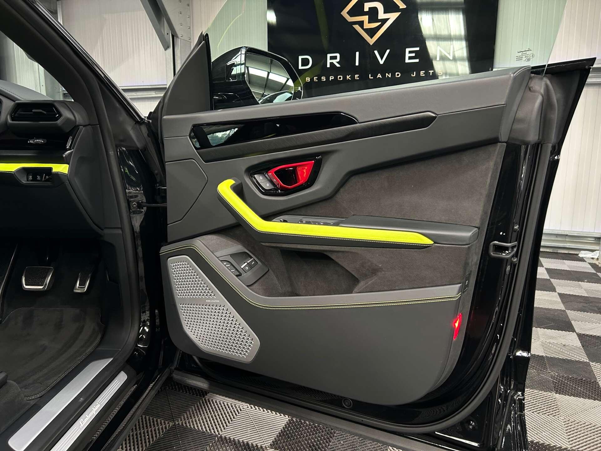 Lamborghini Urus view 29
