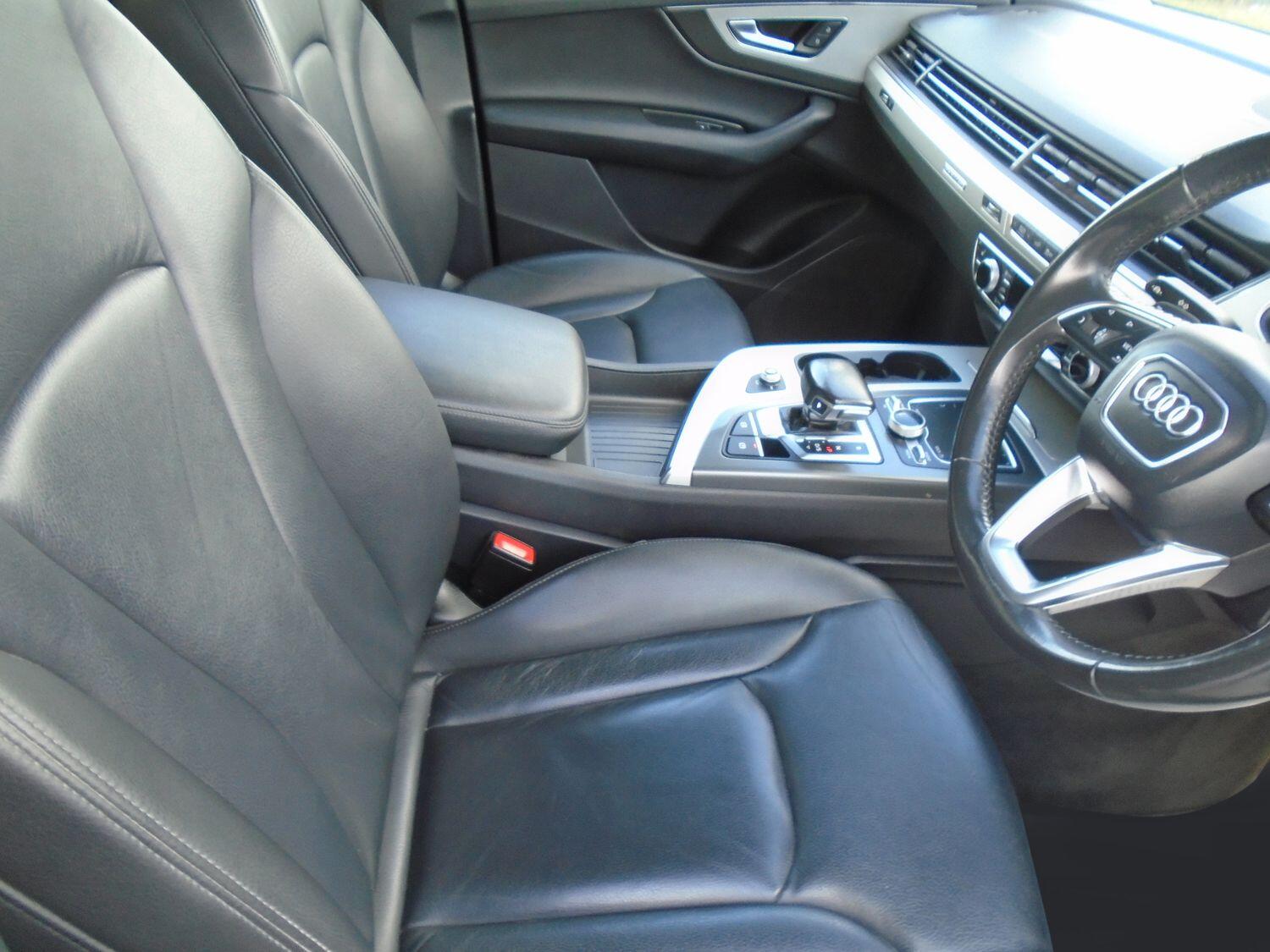 Audi Q7 view 11