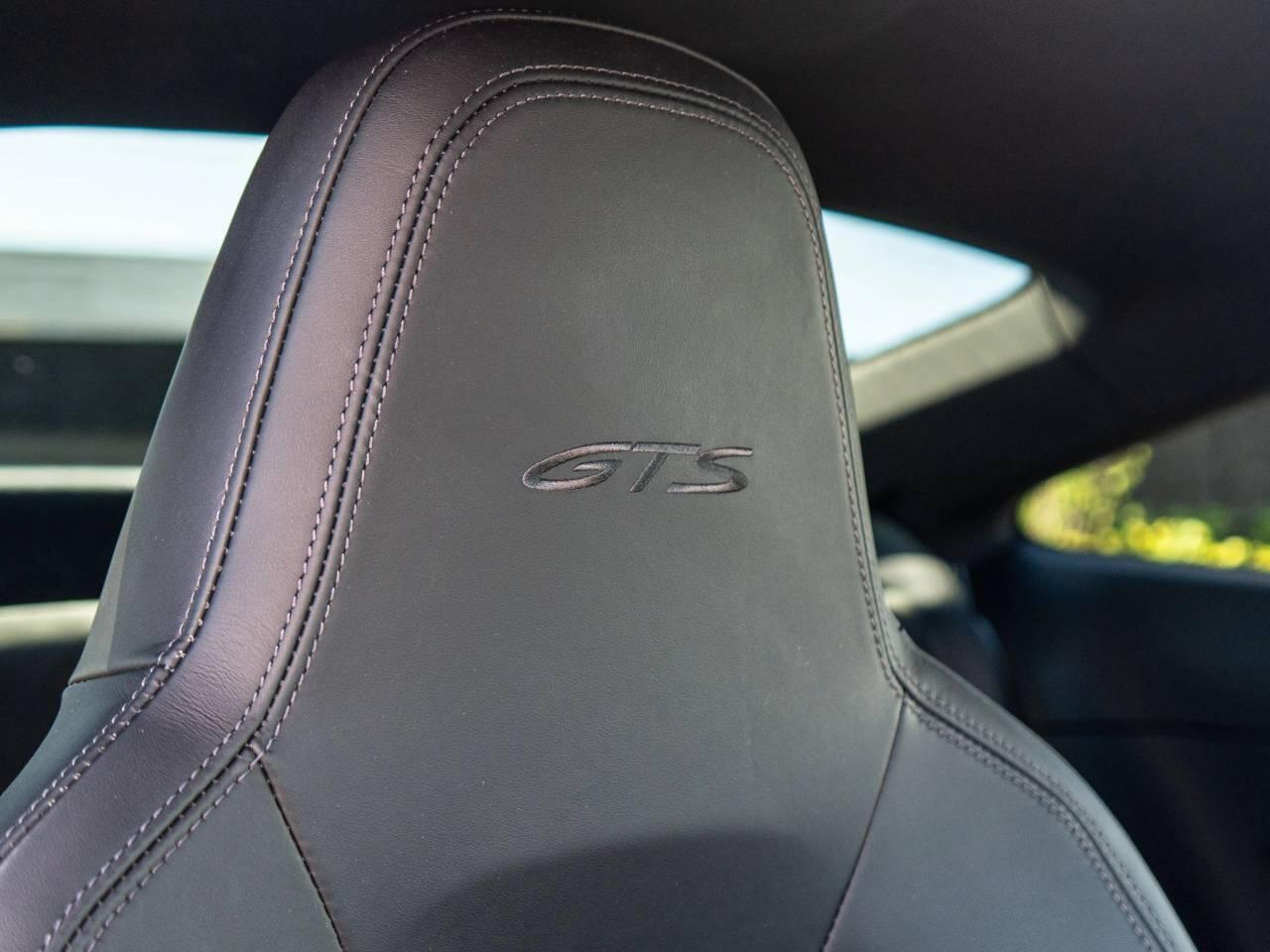 Porsche 911 view 40