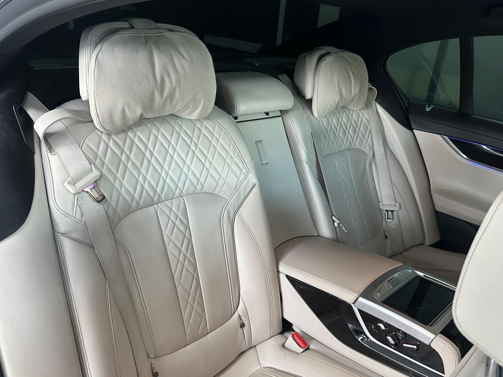 BMW 7 Series view 35
