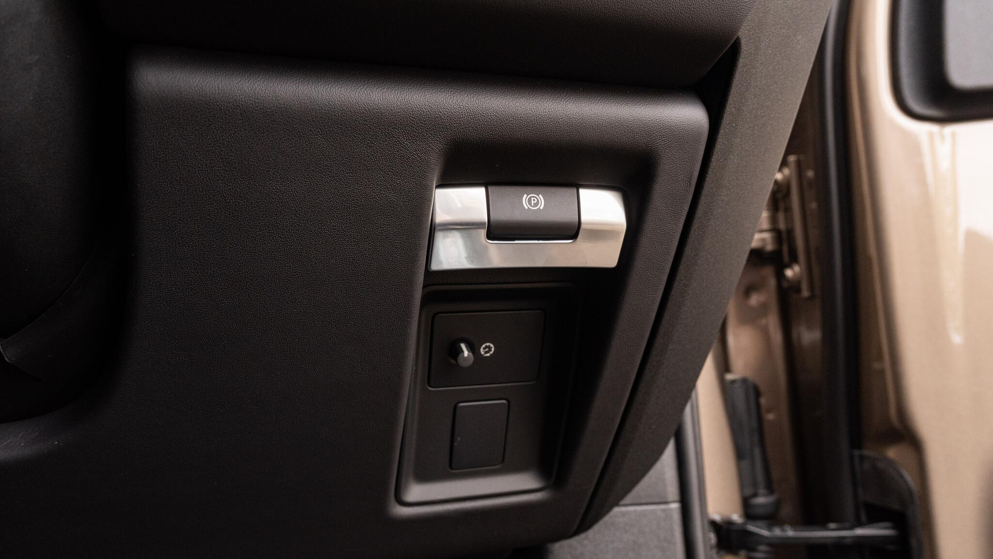 Land Rover Defender view 84