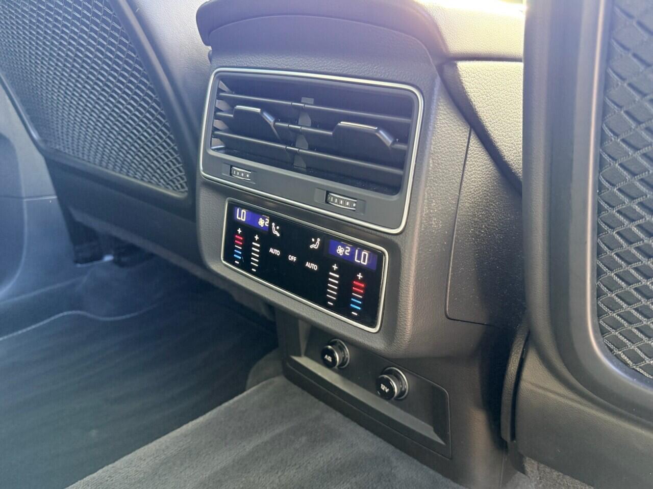 Audi Q8 view 30