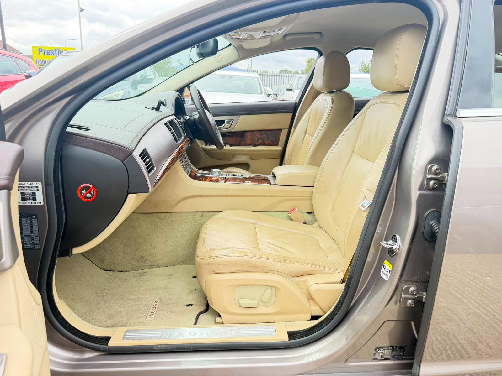 Jaguar XF view 16