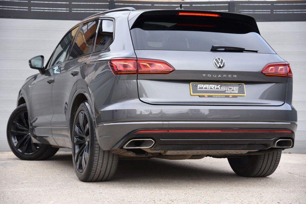 Volkswagen Touareg view 3