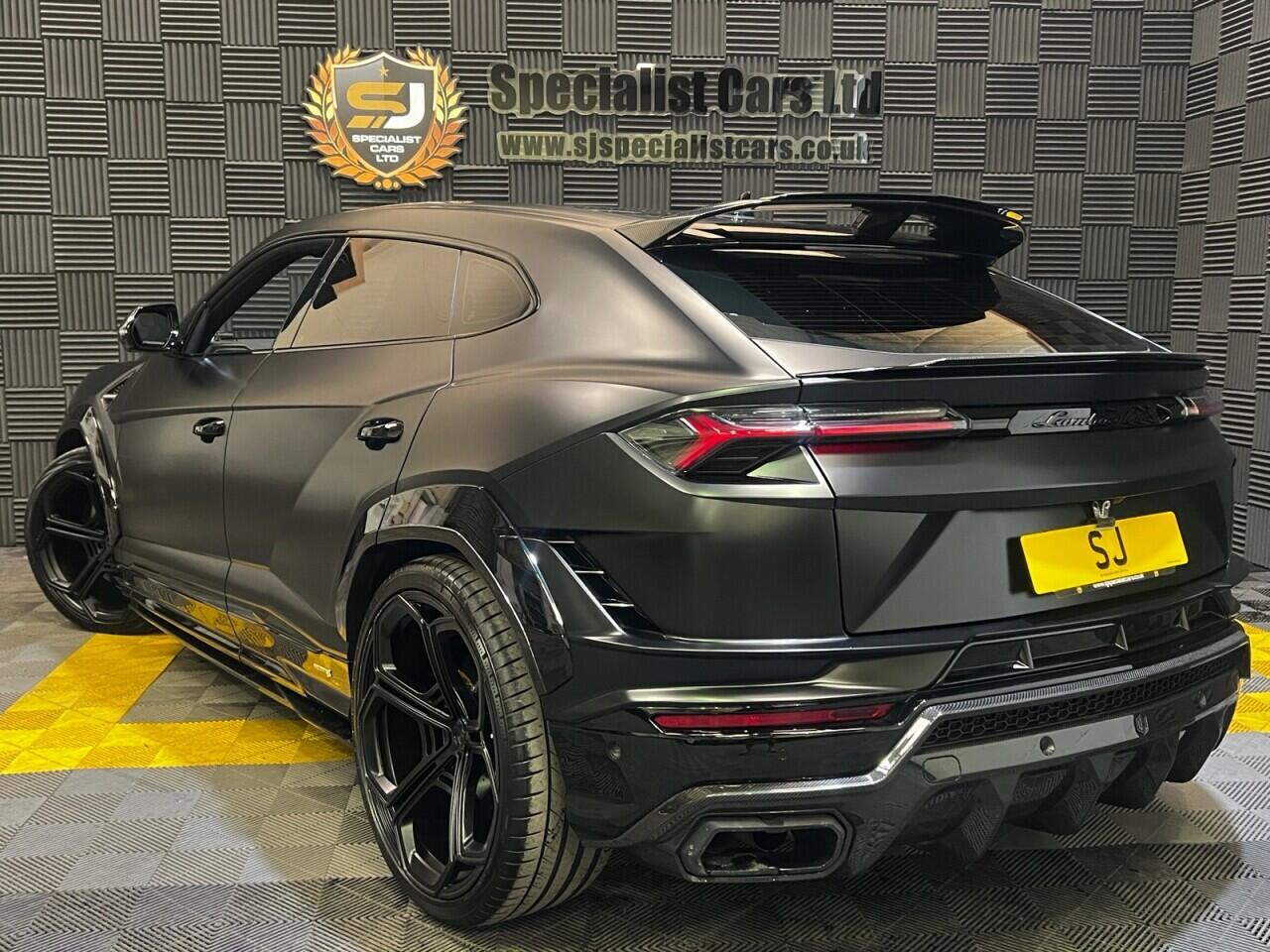 Lamborghini Urus view 32