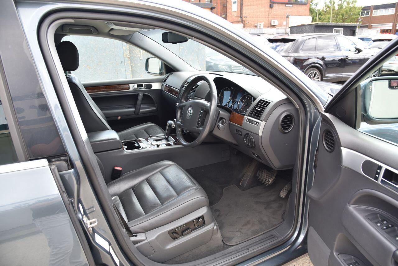 Volkswagen Touareg view 18
