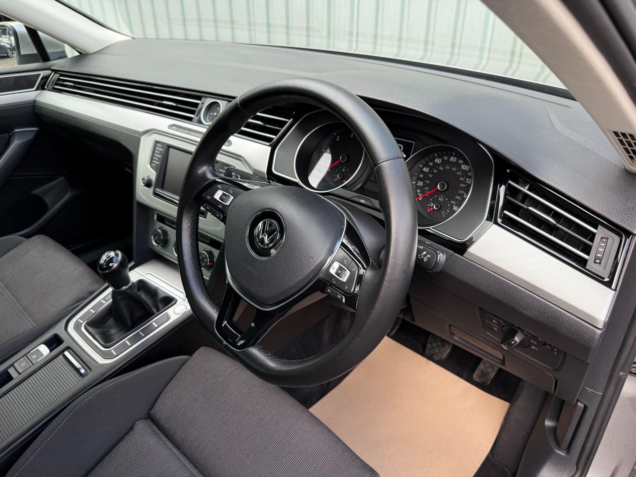 Volkswagen Passat view 14