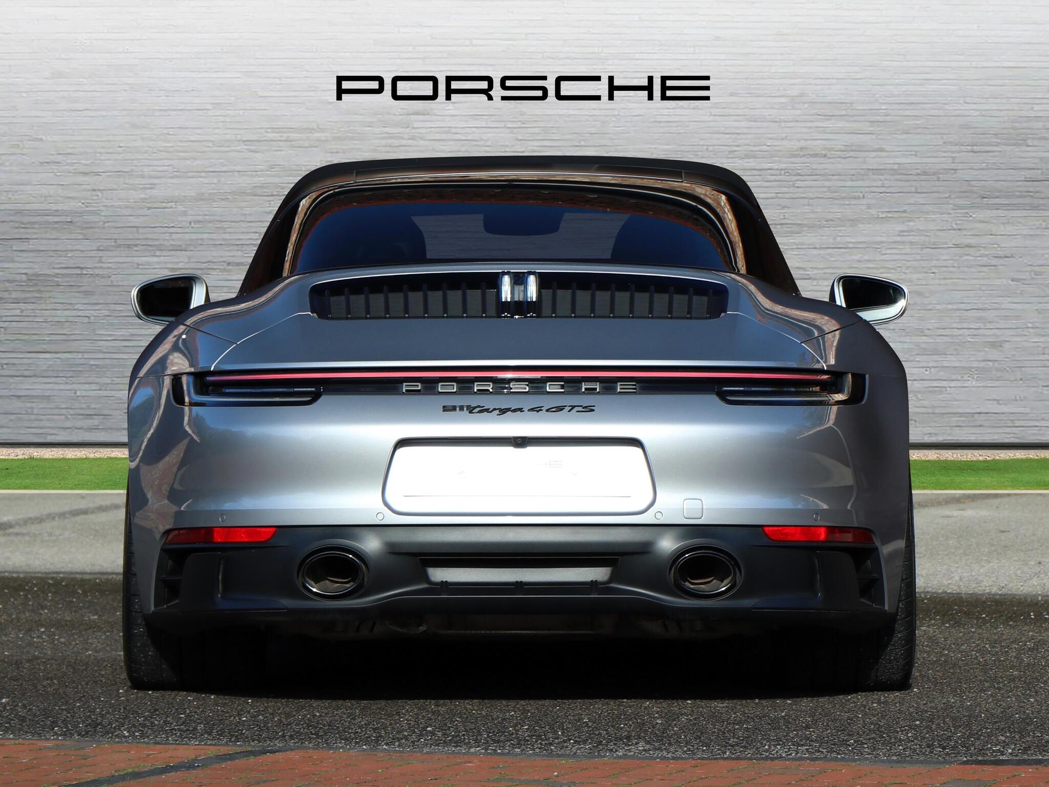 Porsche 911 view 8