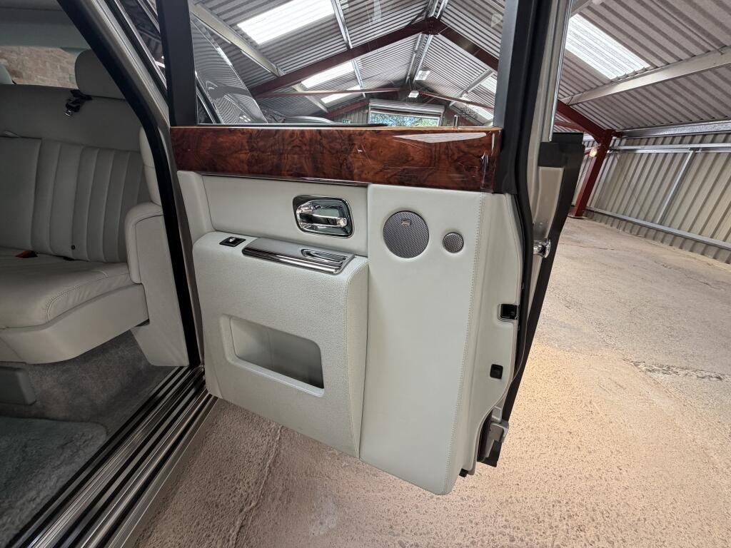 Rolls-Royce Phantom view 12