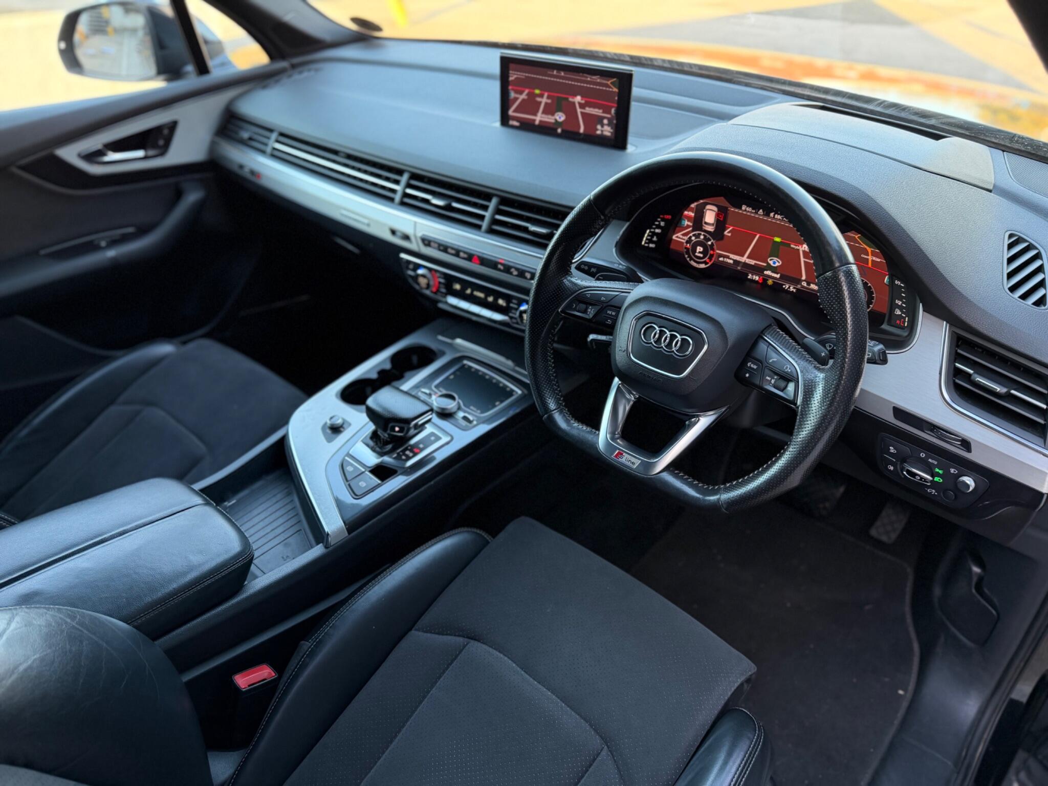 Audi Q7 view 14