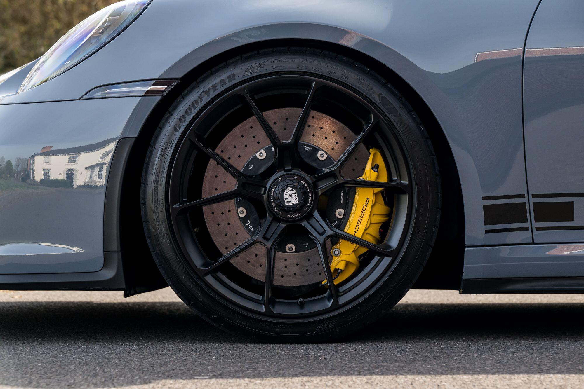 Porsche 911 view 35