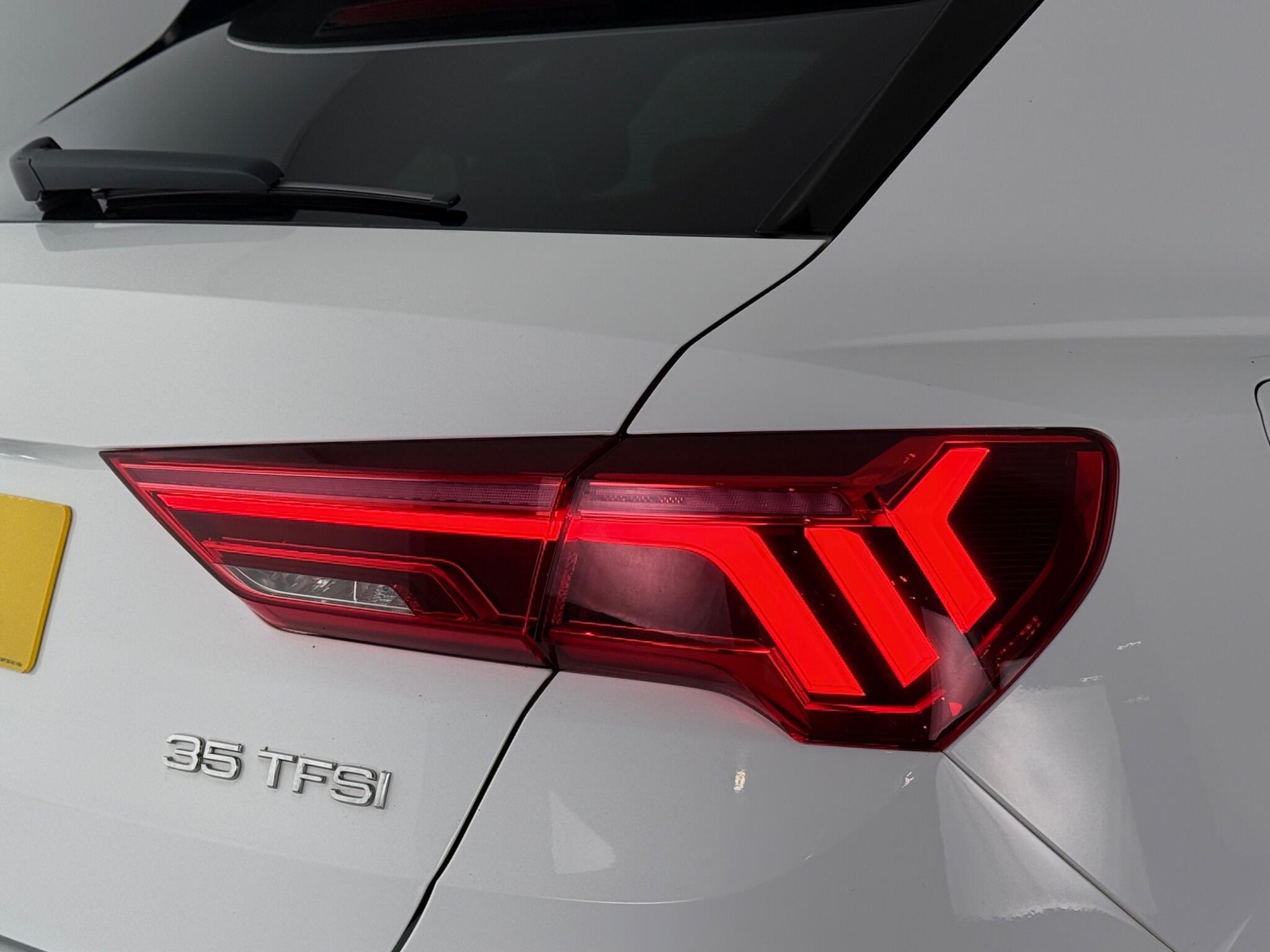 Audi Q3 view 11