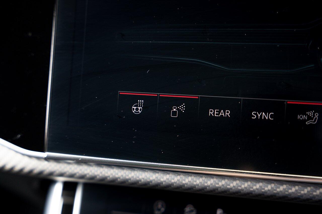Audi RS Q8 view 41