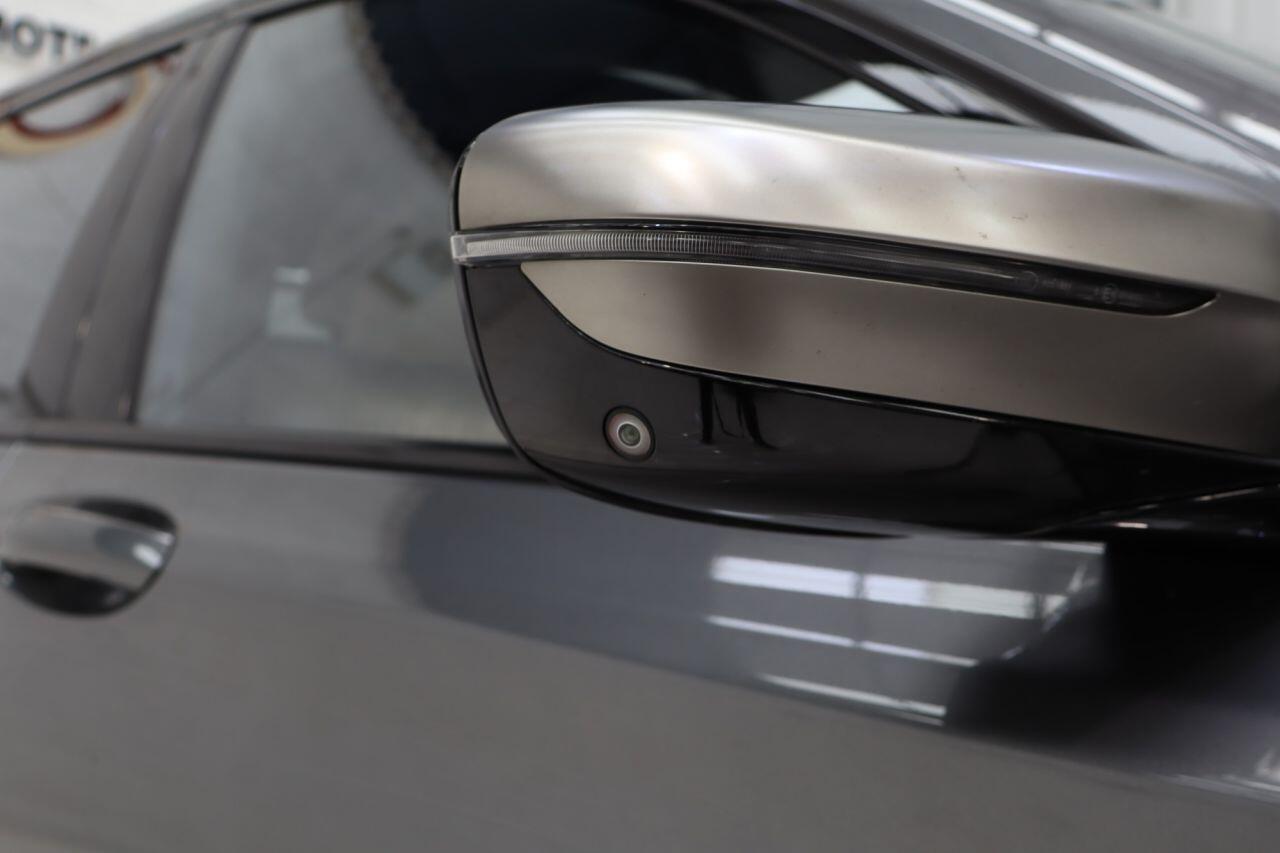 BMW 7 Series view 25