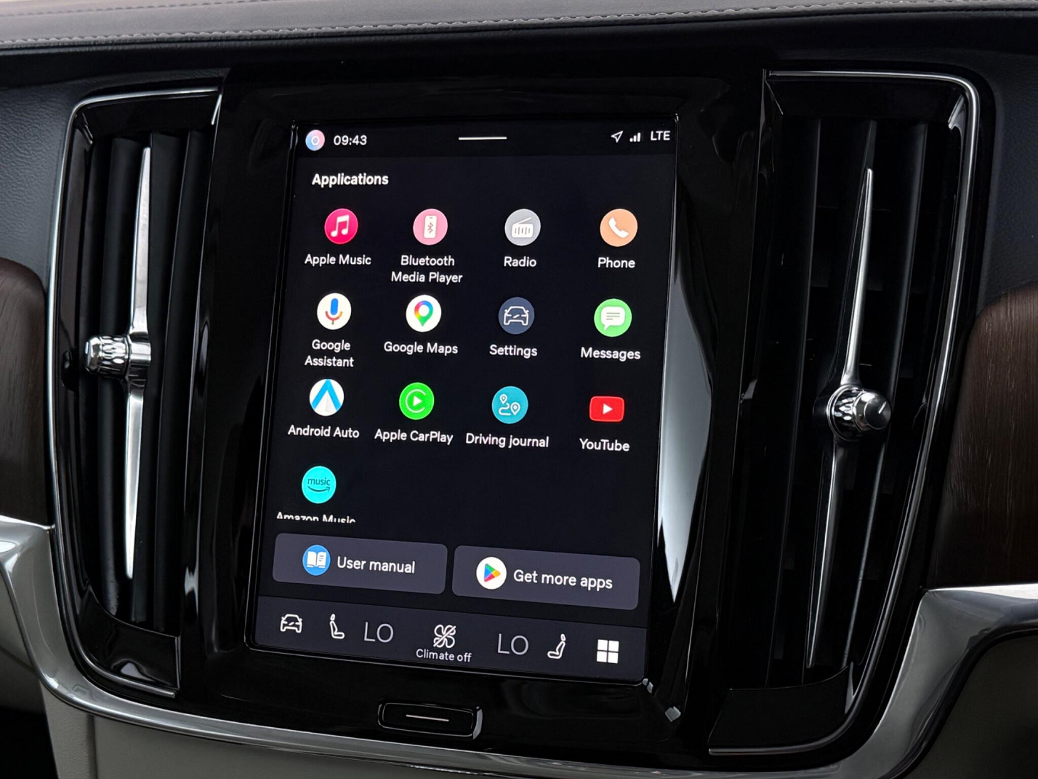 Volvo V90 Cross Country view 24