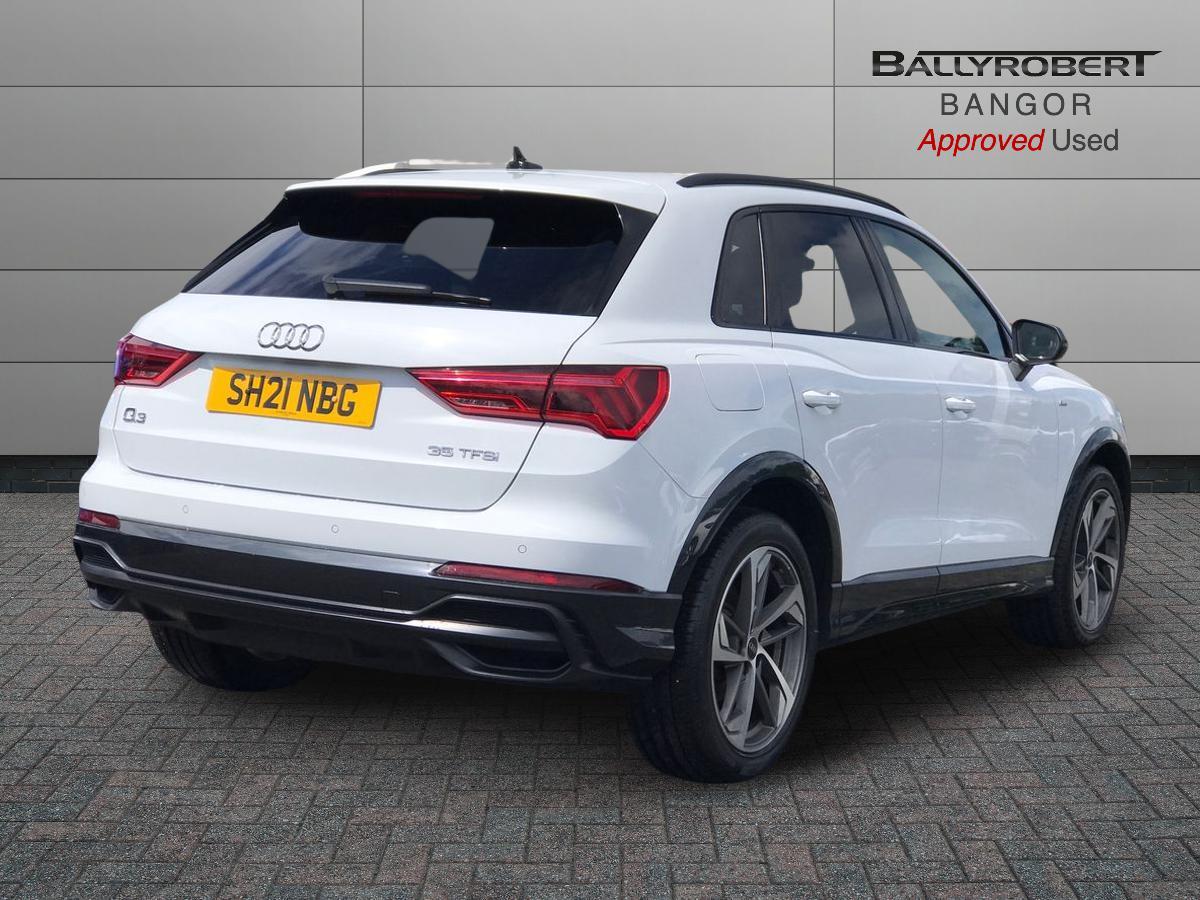Audi Q3 view 15
