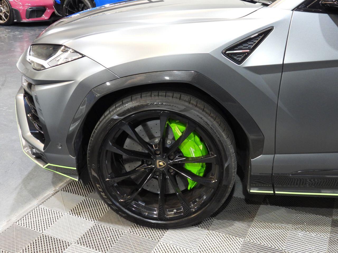 Lamborghini Urus view 68