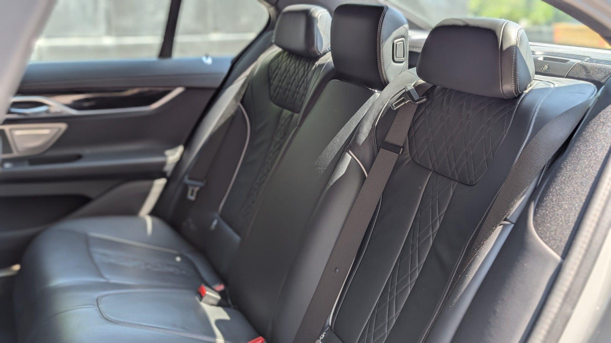 BMW 7 Series view 14