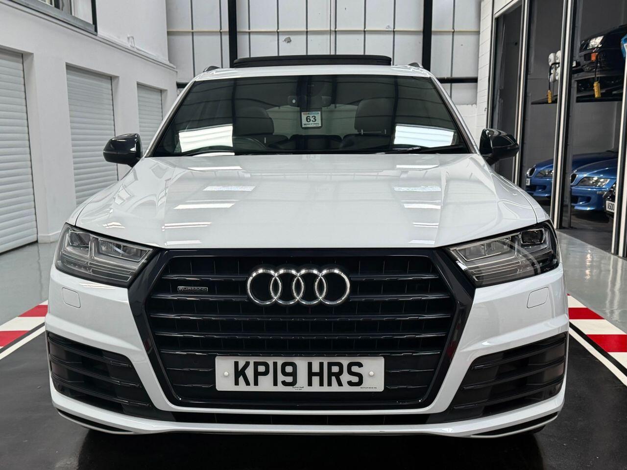 Audi Q7 view 14