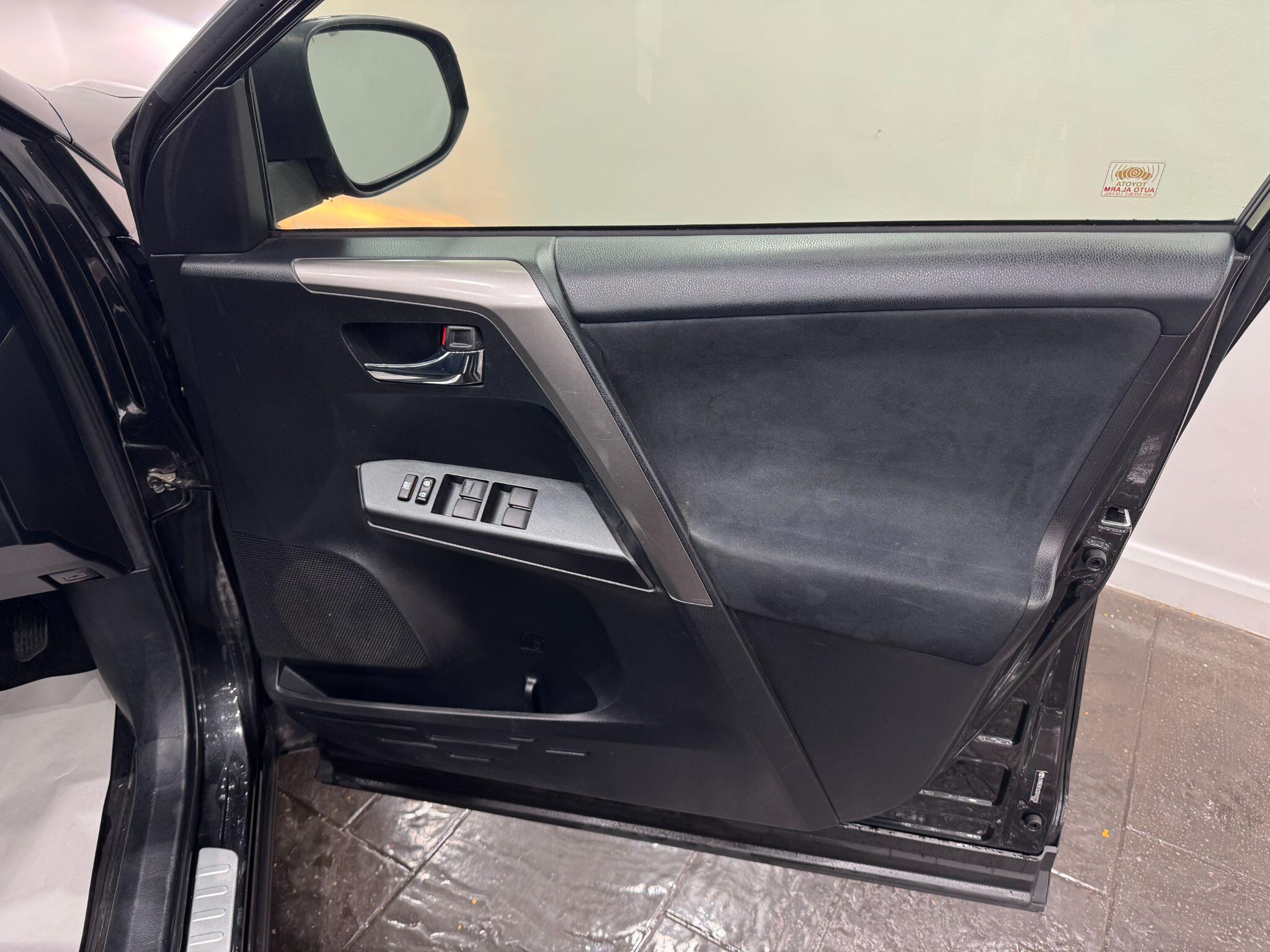 Toyota Rav4 view 17