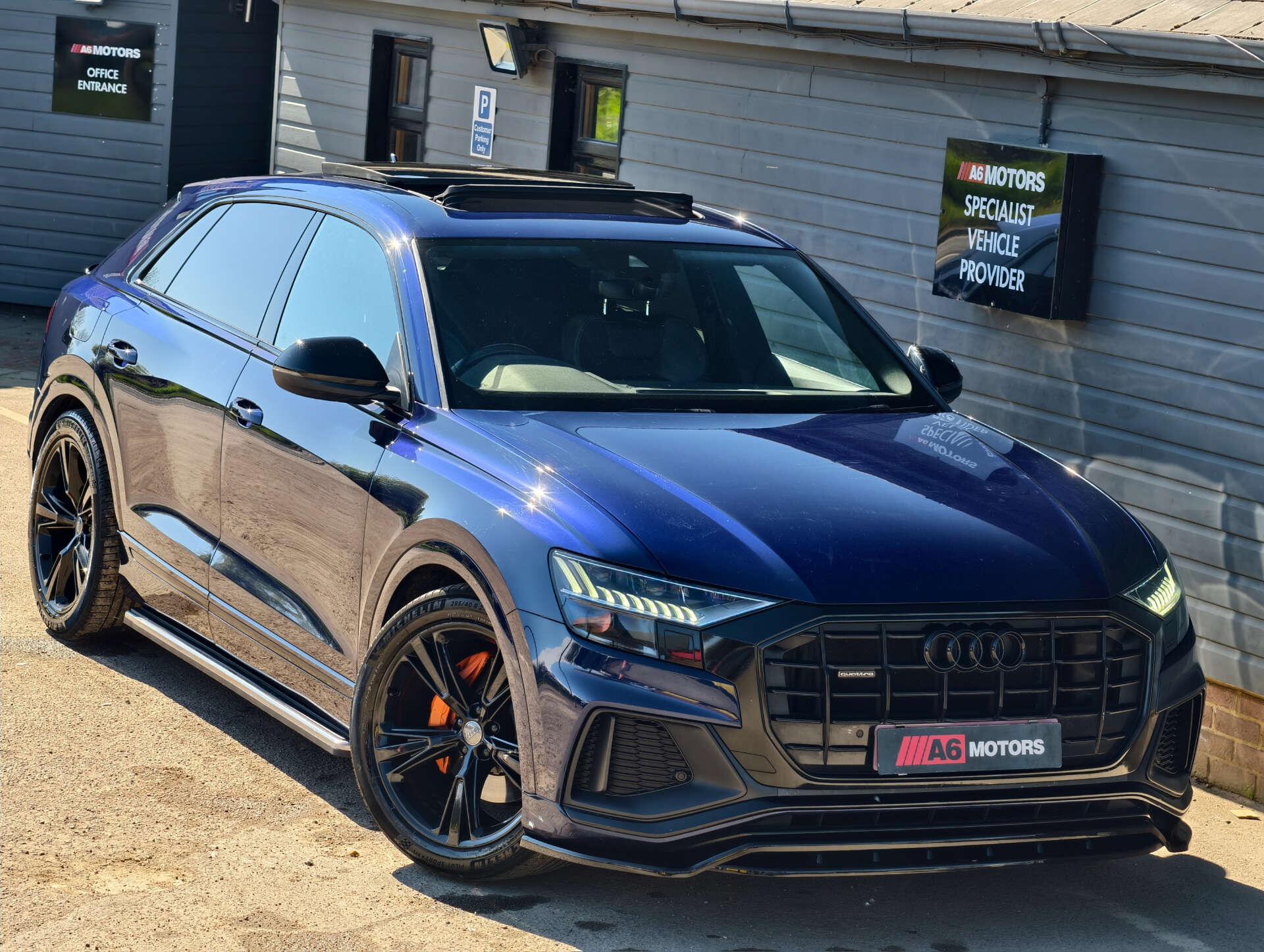 Audi Q8 view 10