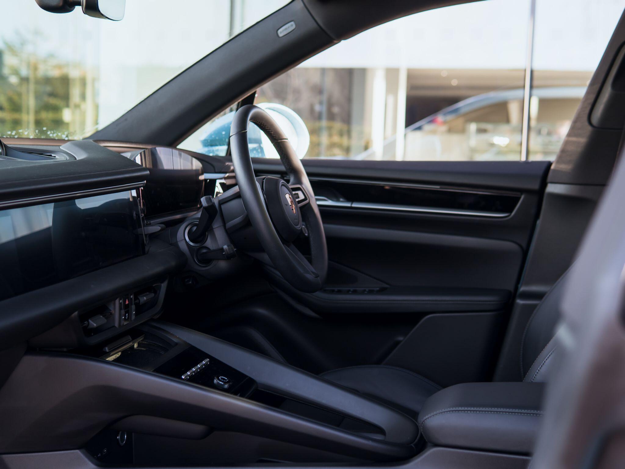 Porsche Macan view 29