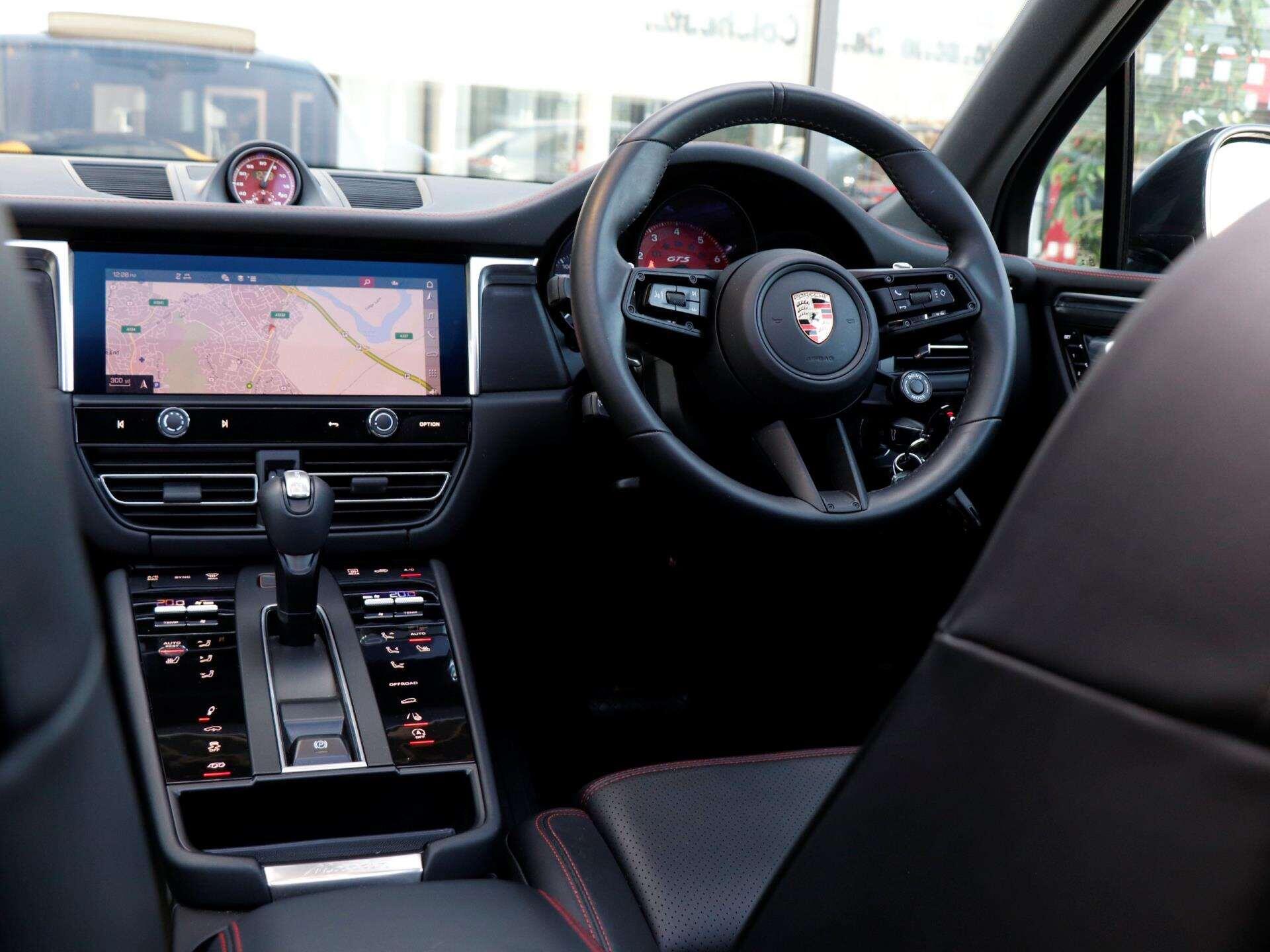 Porsche Macan view 11