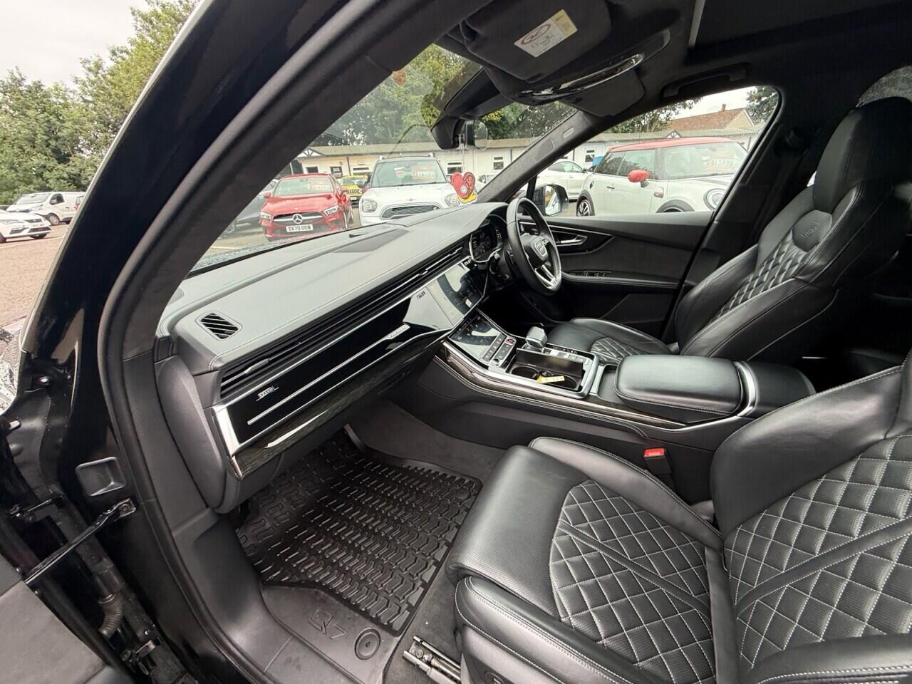 Audi SQ7 view 38
