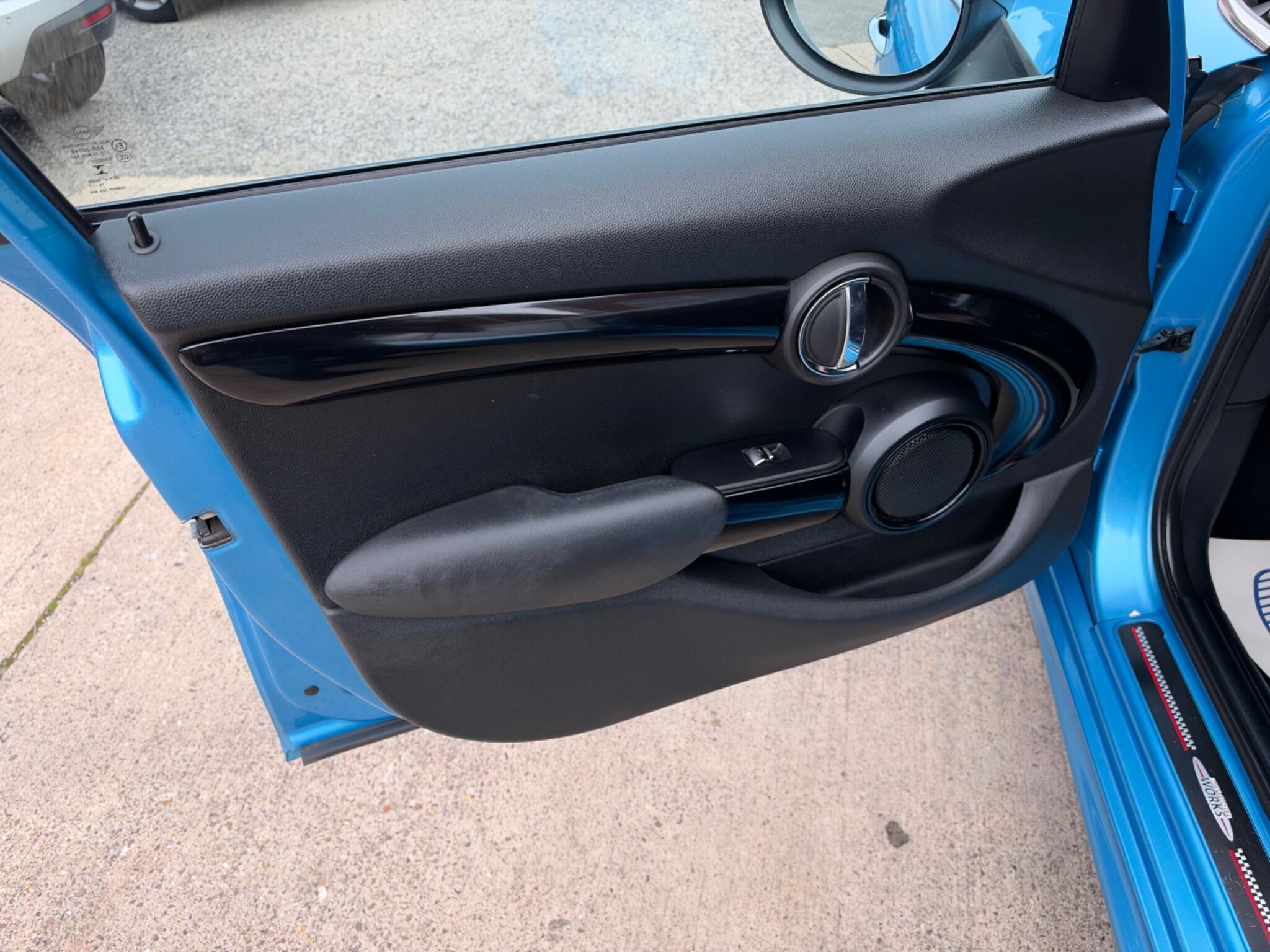 Mini Hatch view 27