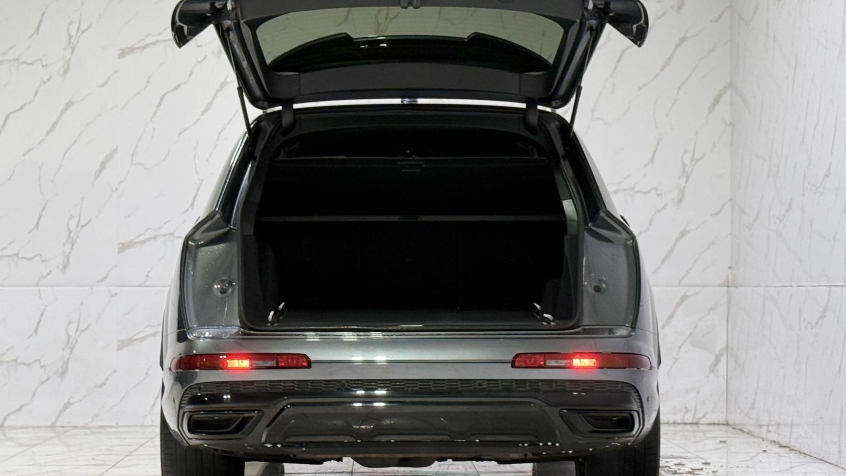 Audi Q7 view 48
