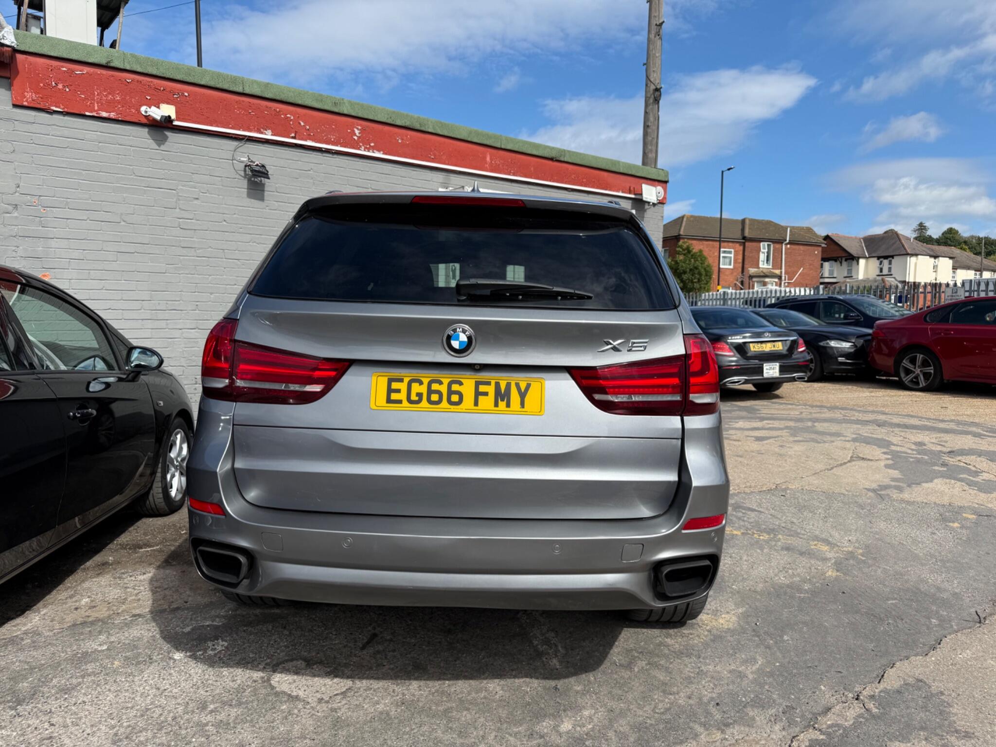 BMW X5 view 3
