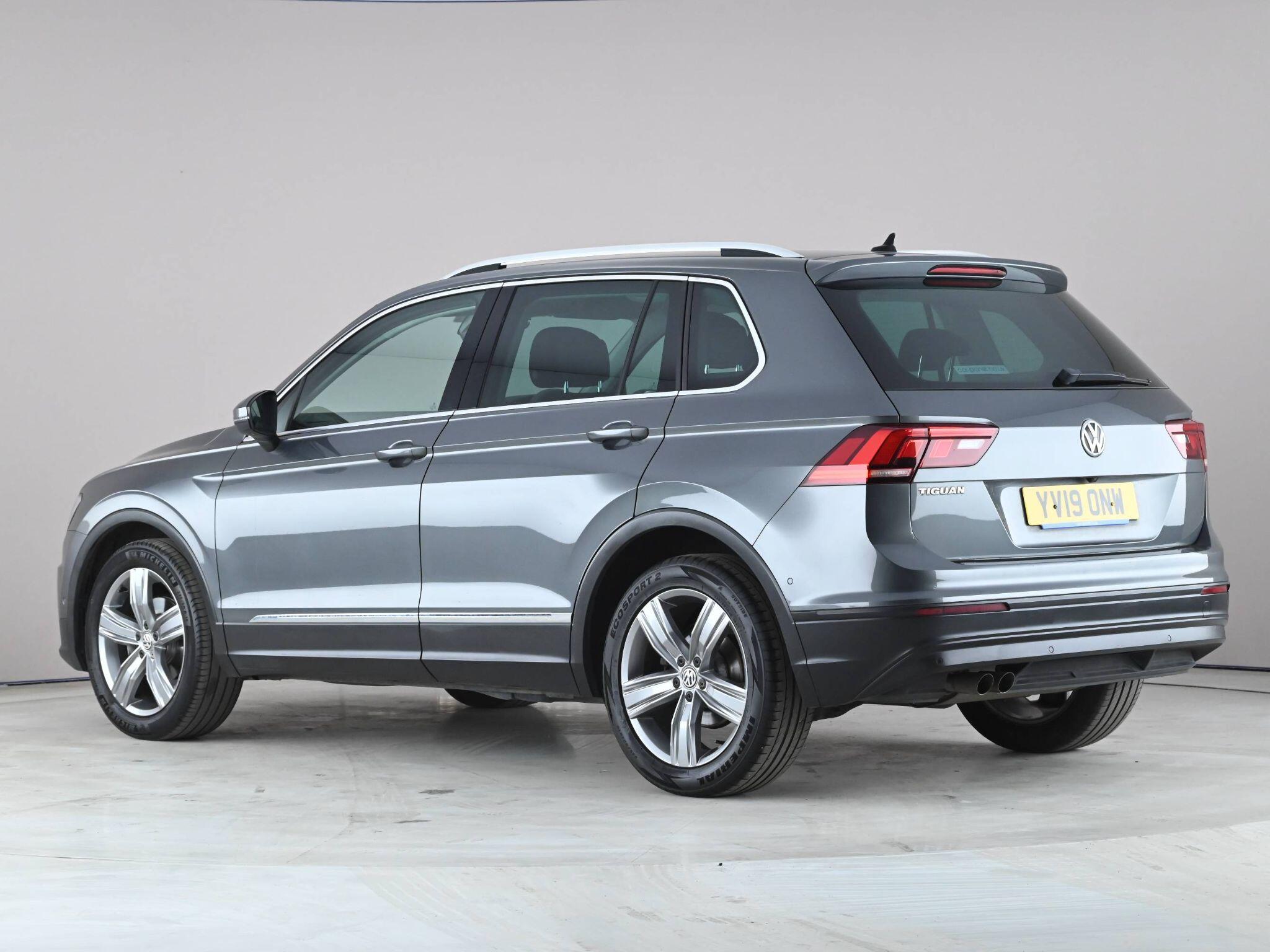 Volkswagen Tiguan view 4